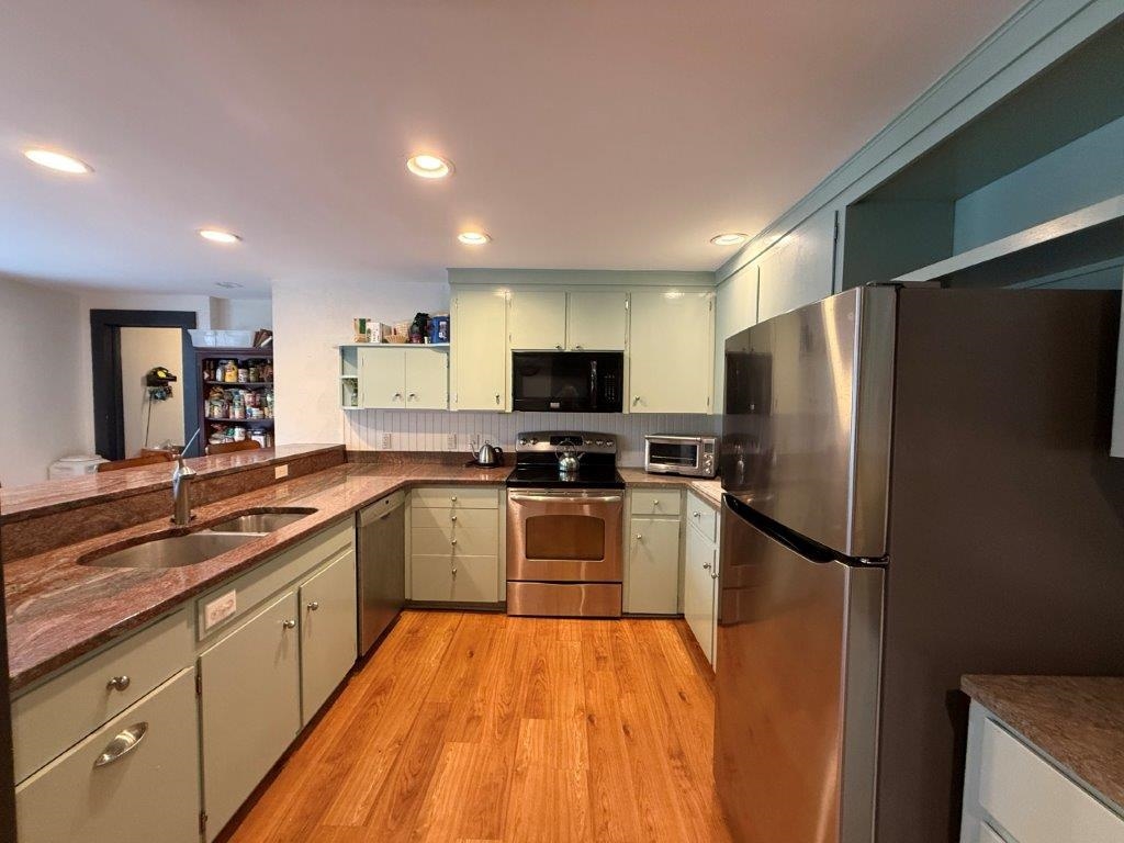 Loads Of Cabinet/Counter Space 25529489