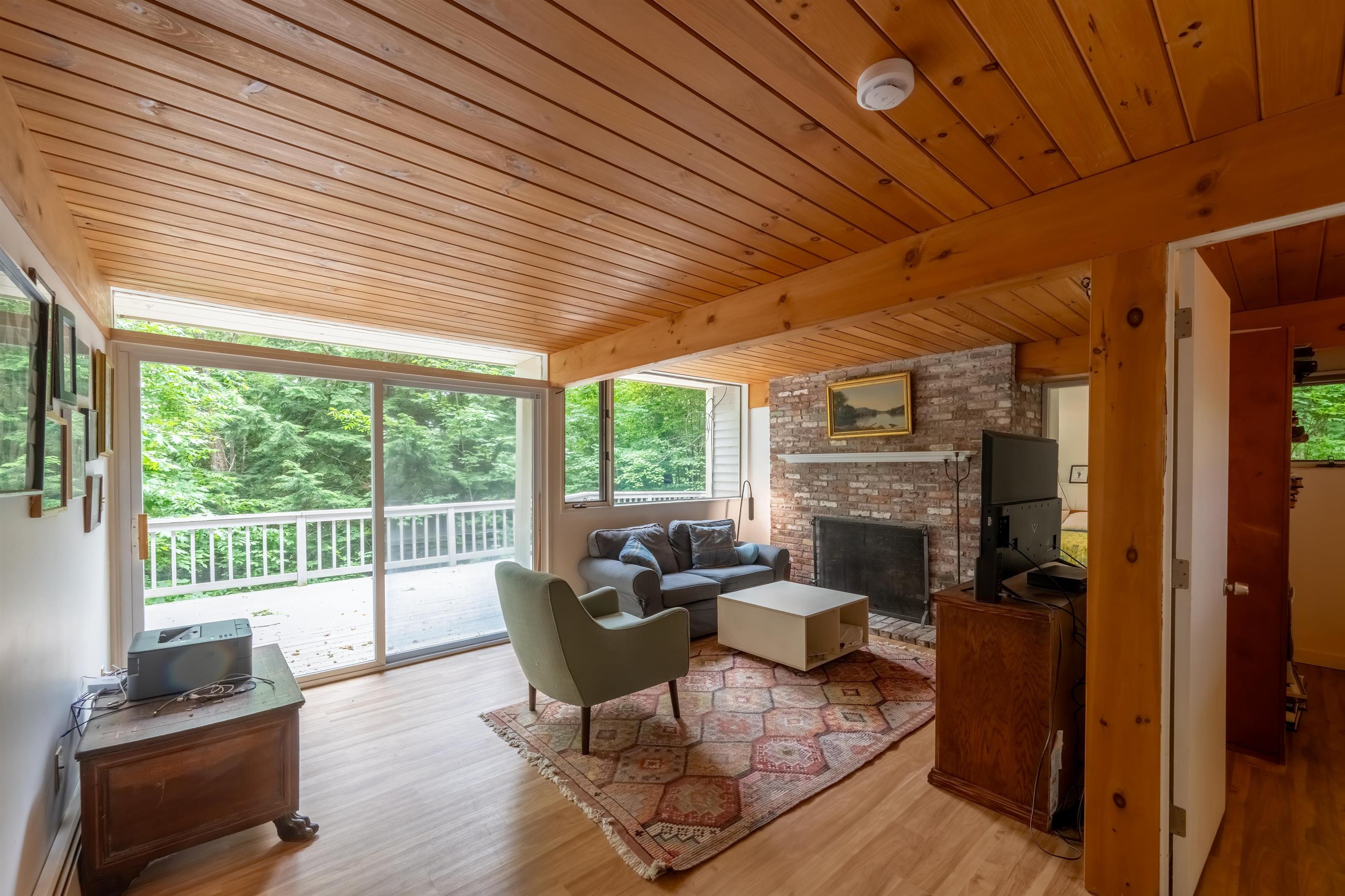 Family Room 25616386