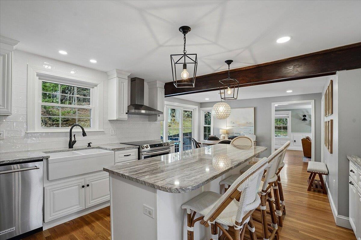 18 Hawk Dr, Bedford, NH 03110