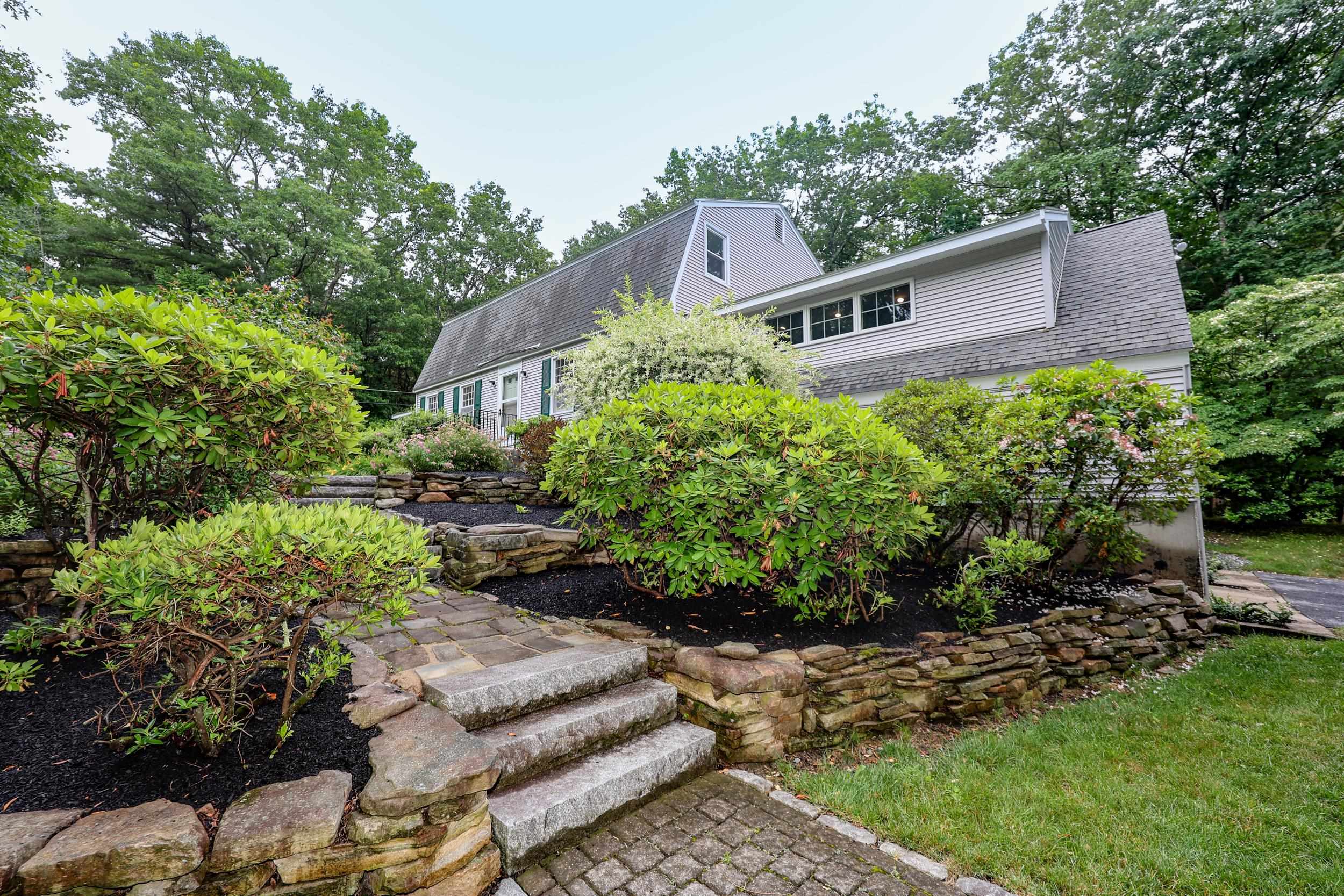 20 Wheaton Dr, Pelham, NH 03076