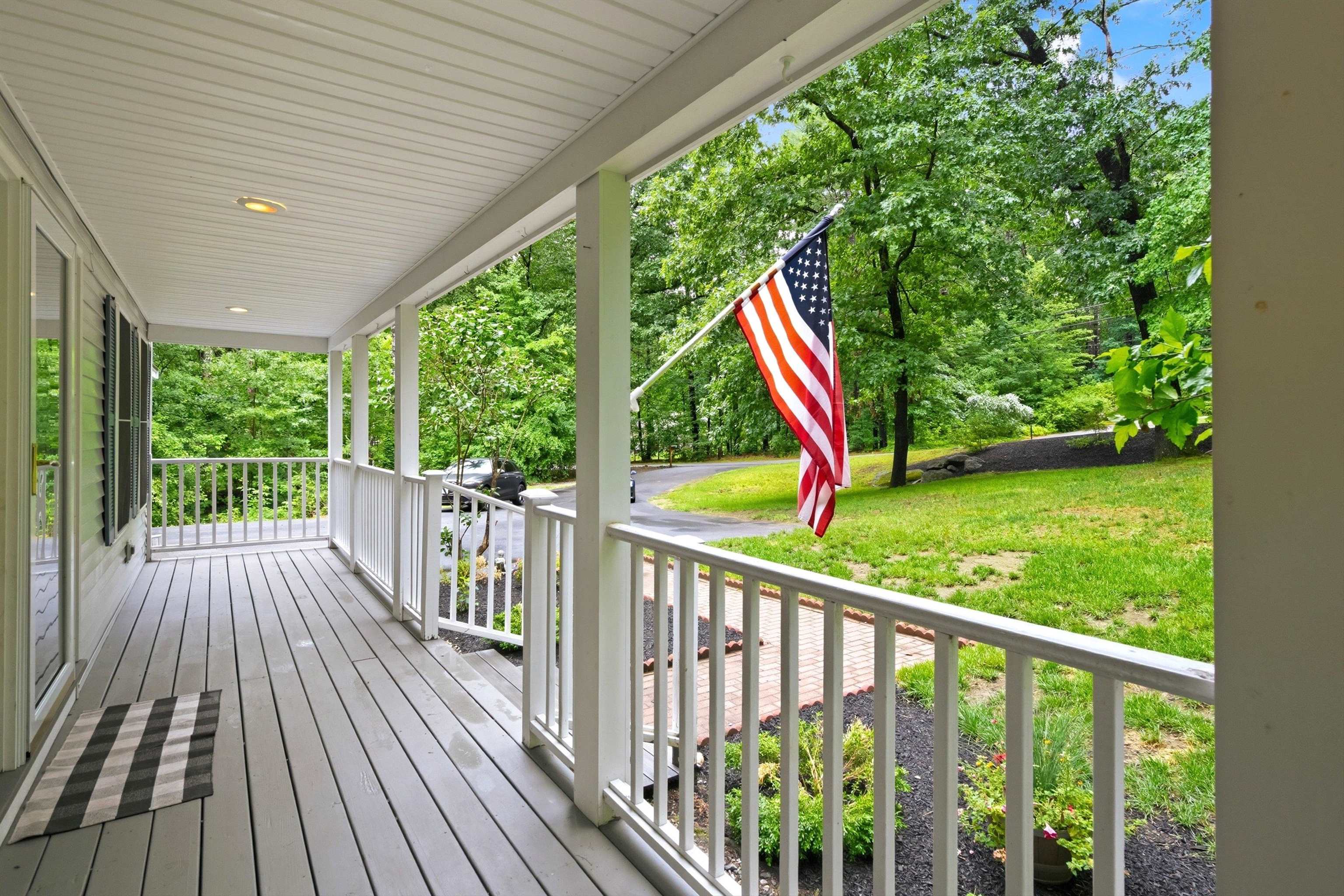 1 Cricket Hill Dr, Amherst, NH 03031