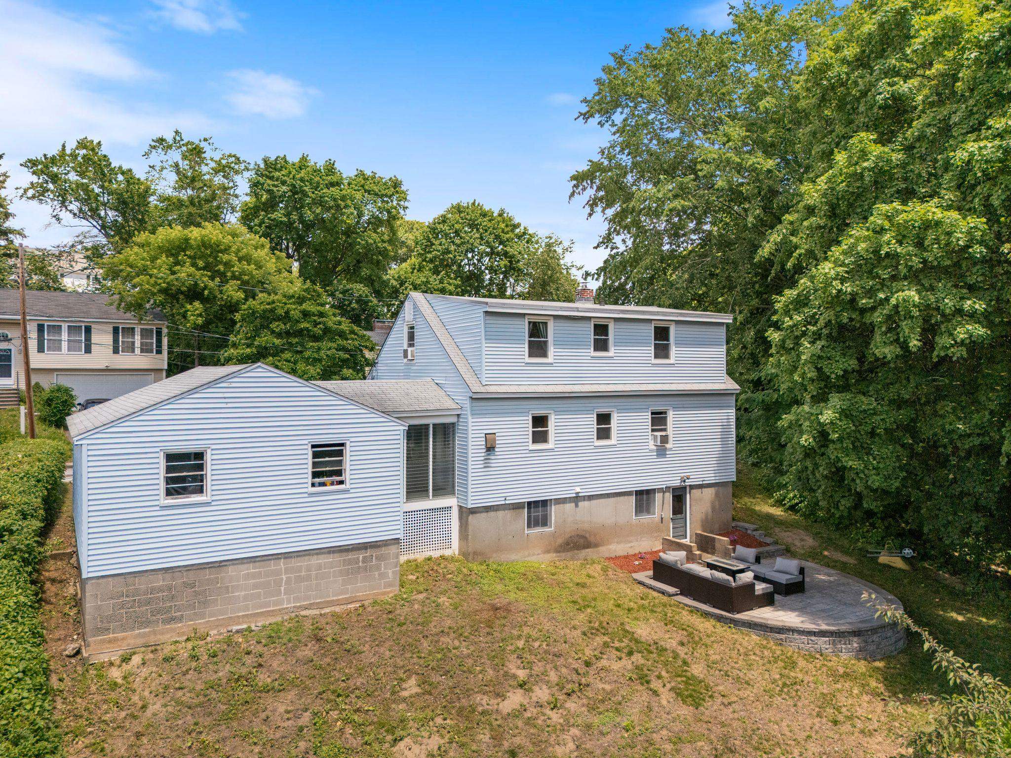 493 Laurel St, Manchester, NH 03103