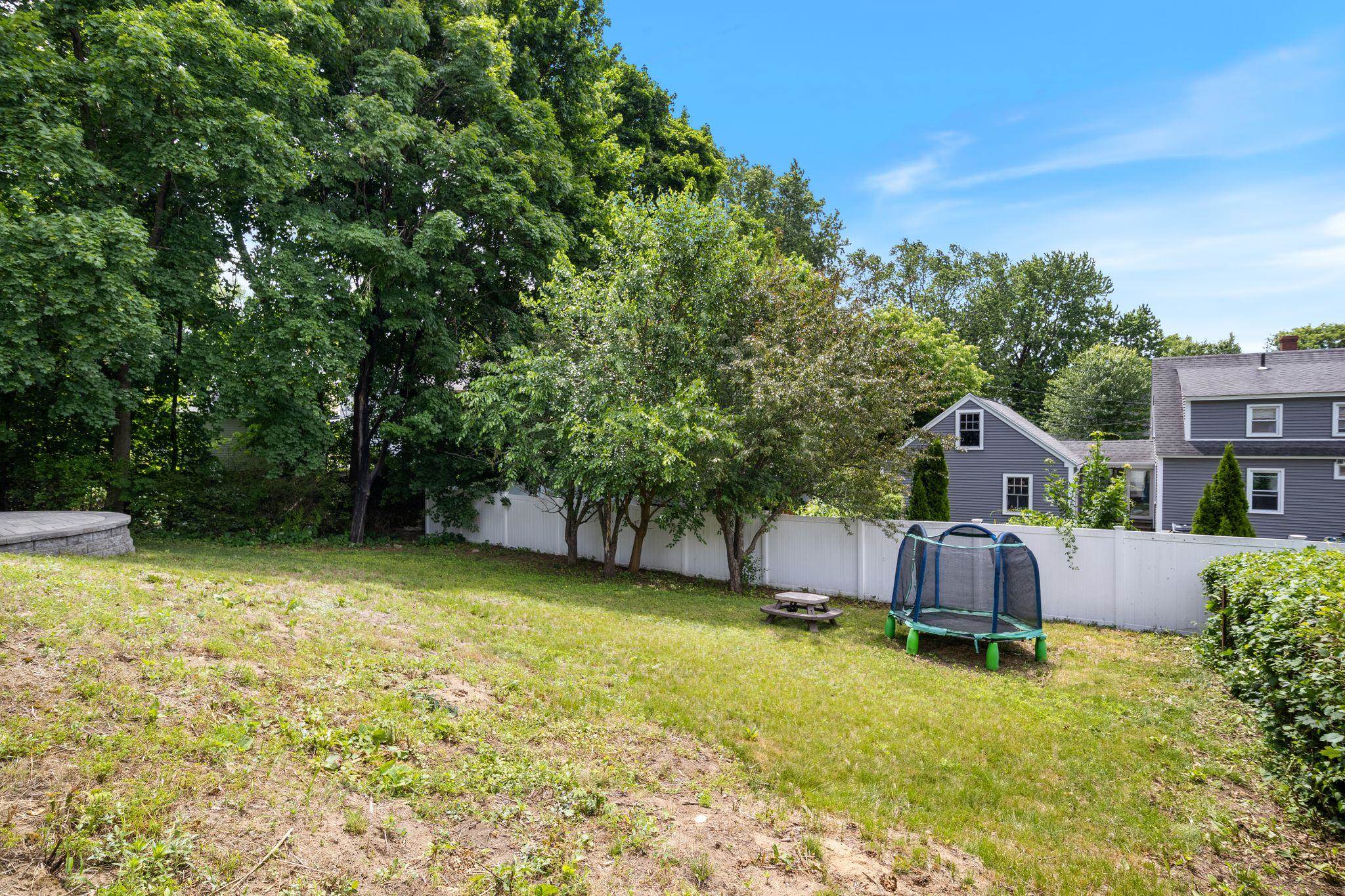 493 Laurel St, Manchester, NH 03103