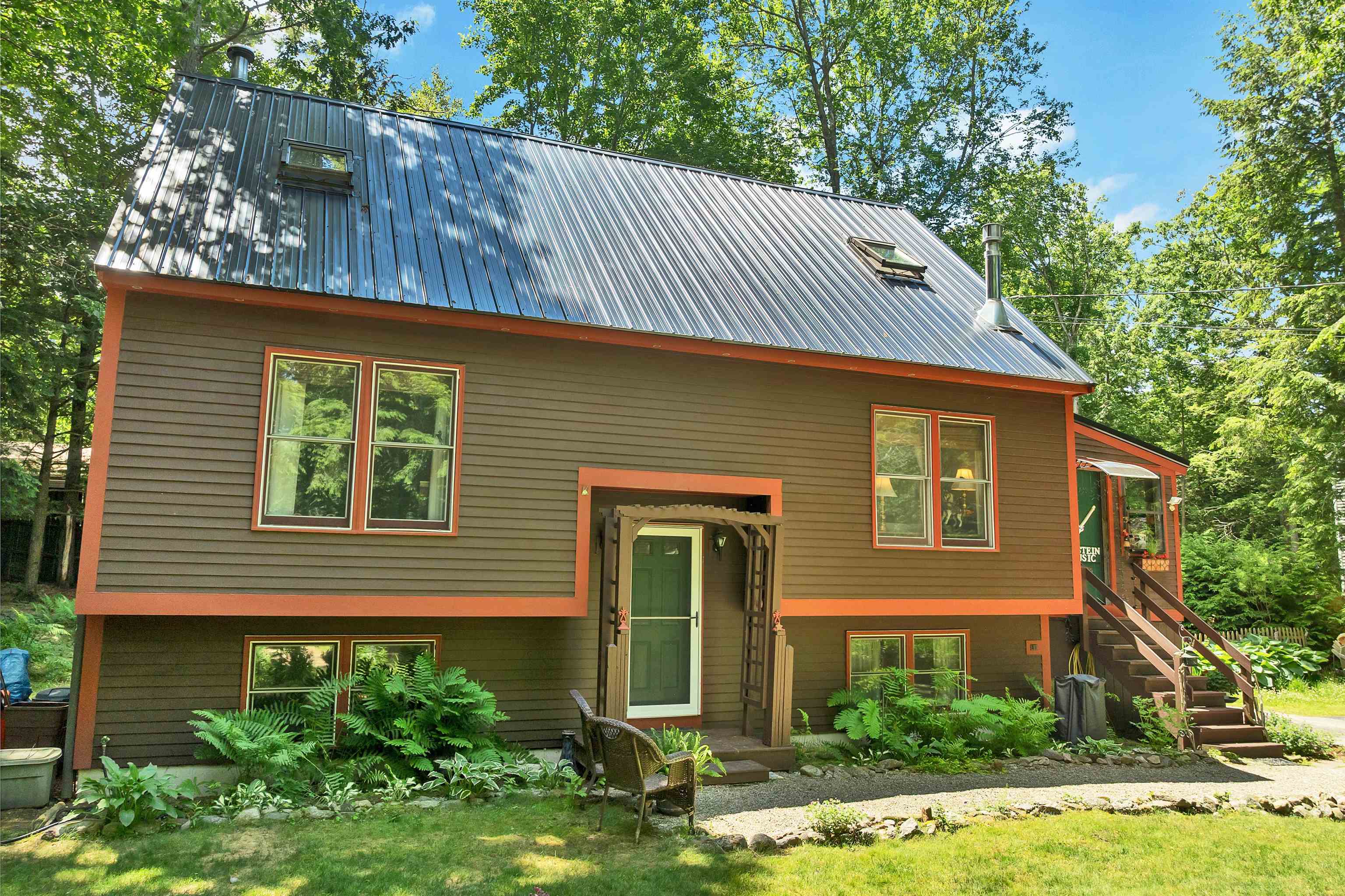 8 New London Dr, Barnstead, NH 03225