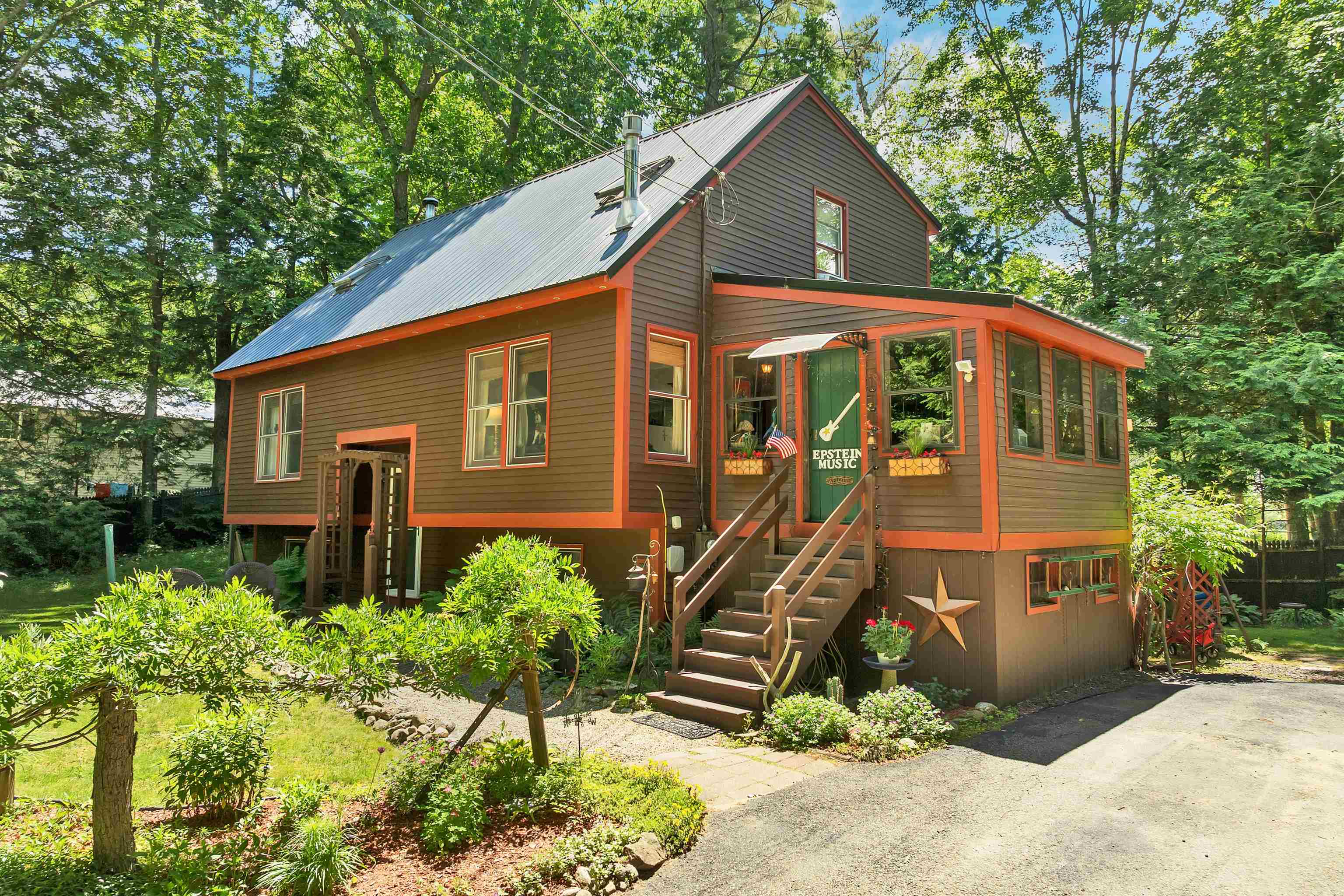 8 New London Dr, Barnstead, NH 03225