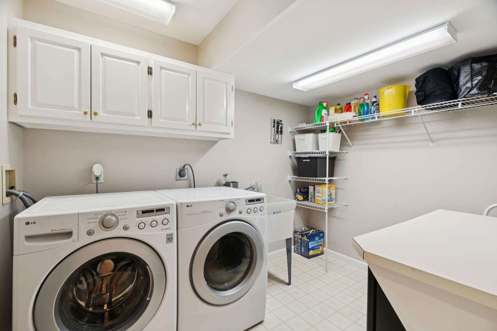 Laundry room 25623892