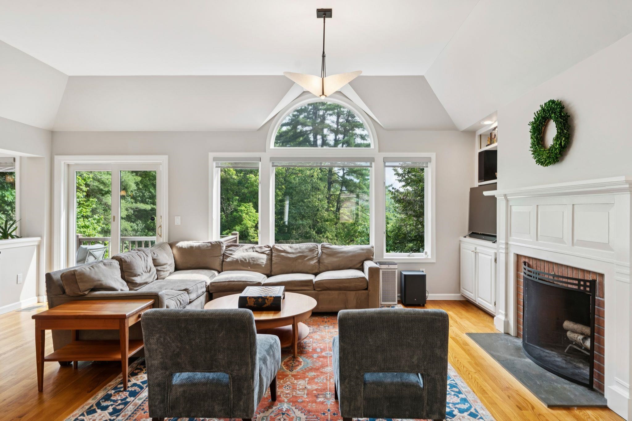 Living room view on entry 25623876