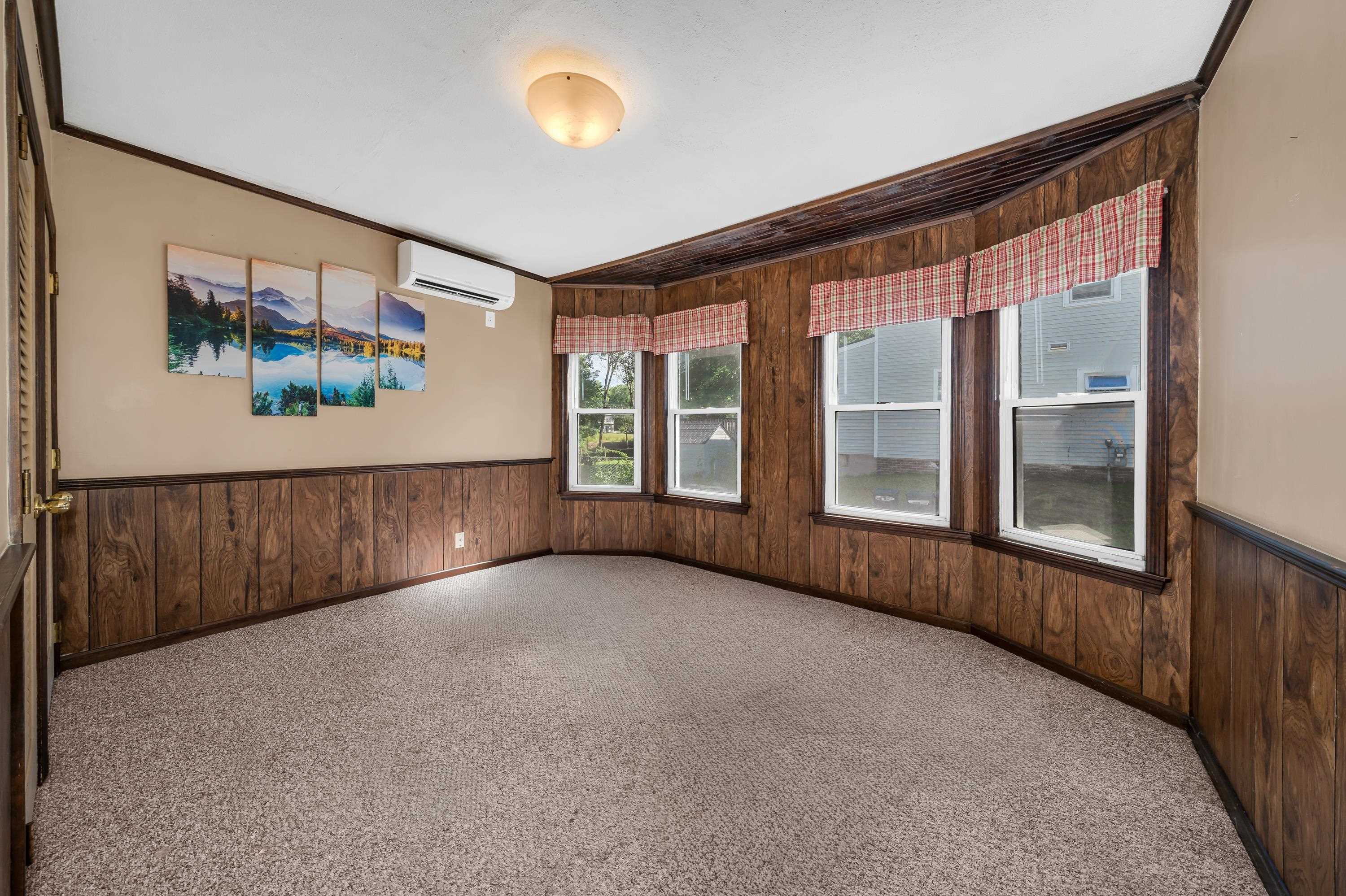 9 Grove St, Derry, NH 03038