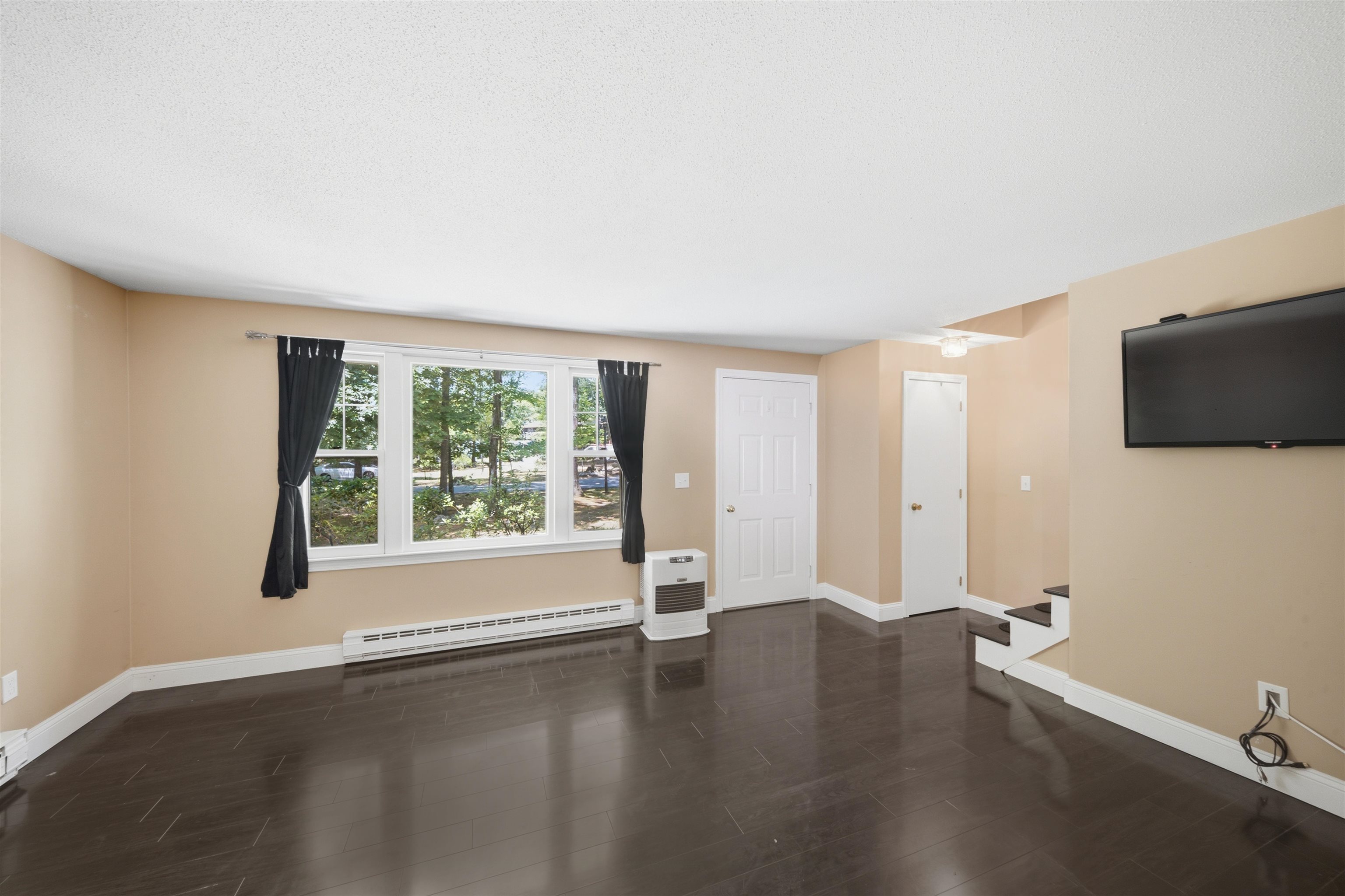 9 Midridge Cir, Londonderry, NH 03053