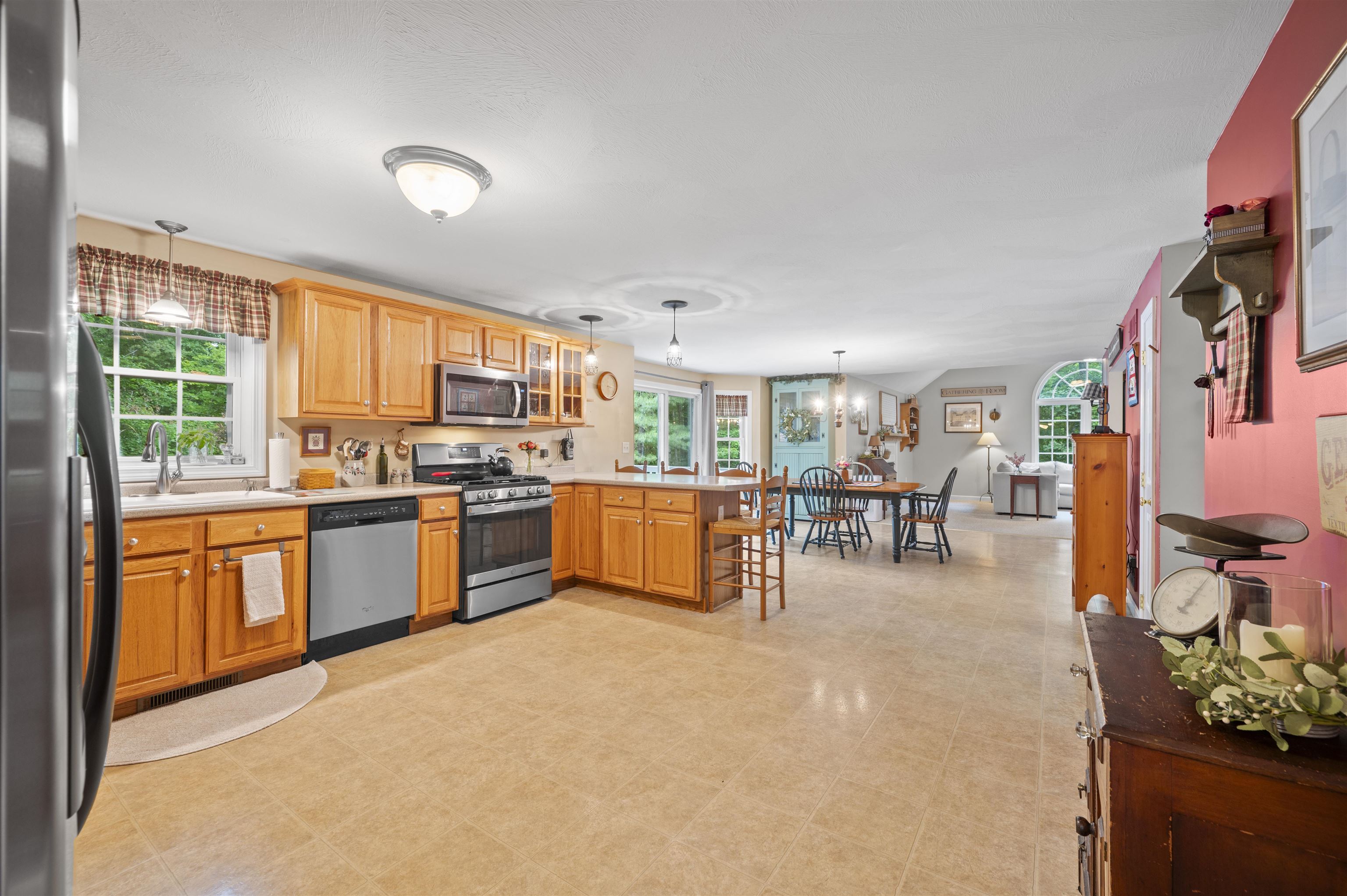 25 Melba Dr, Hudson, NH 03051