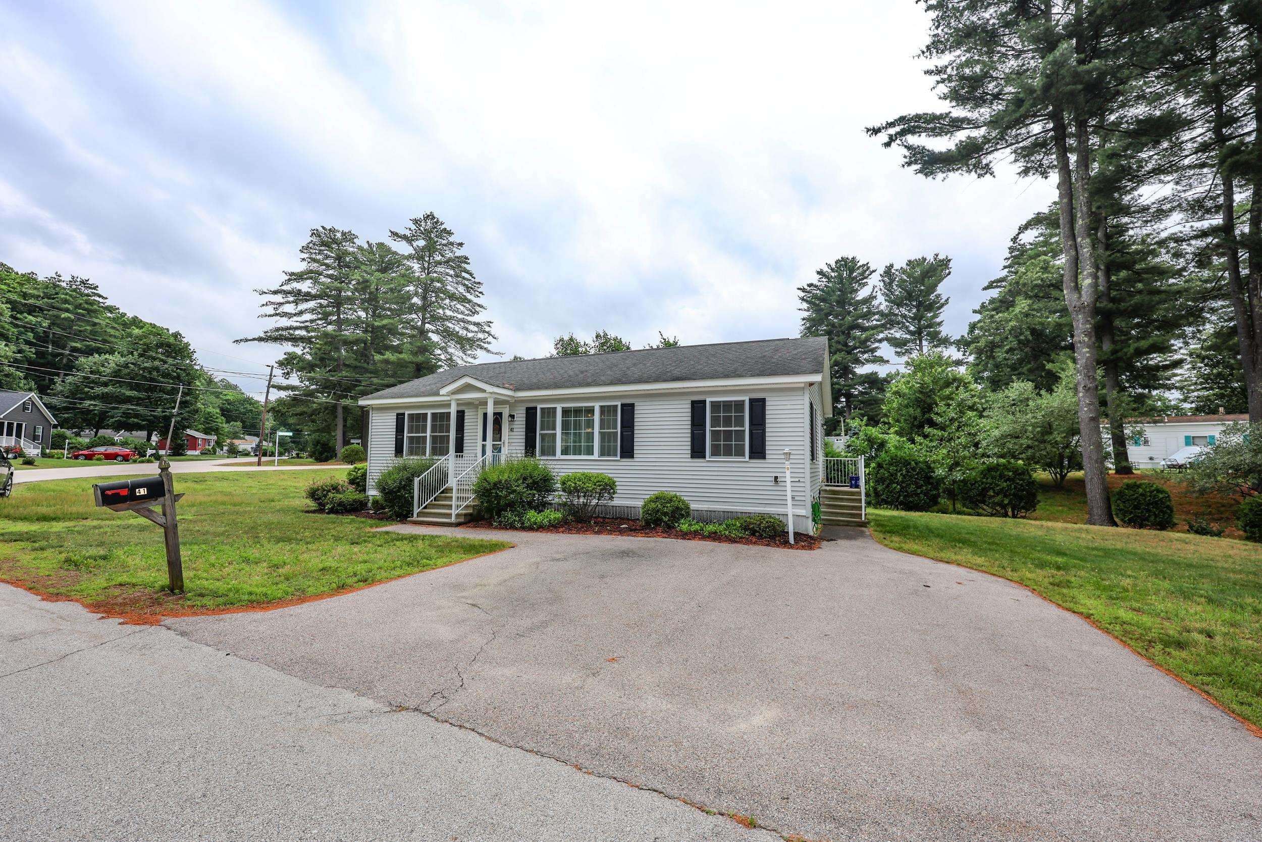 41 Farmwood Dr, Nashua, NH 03062