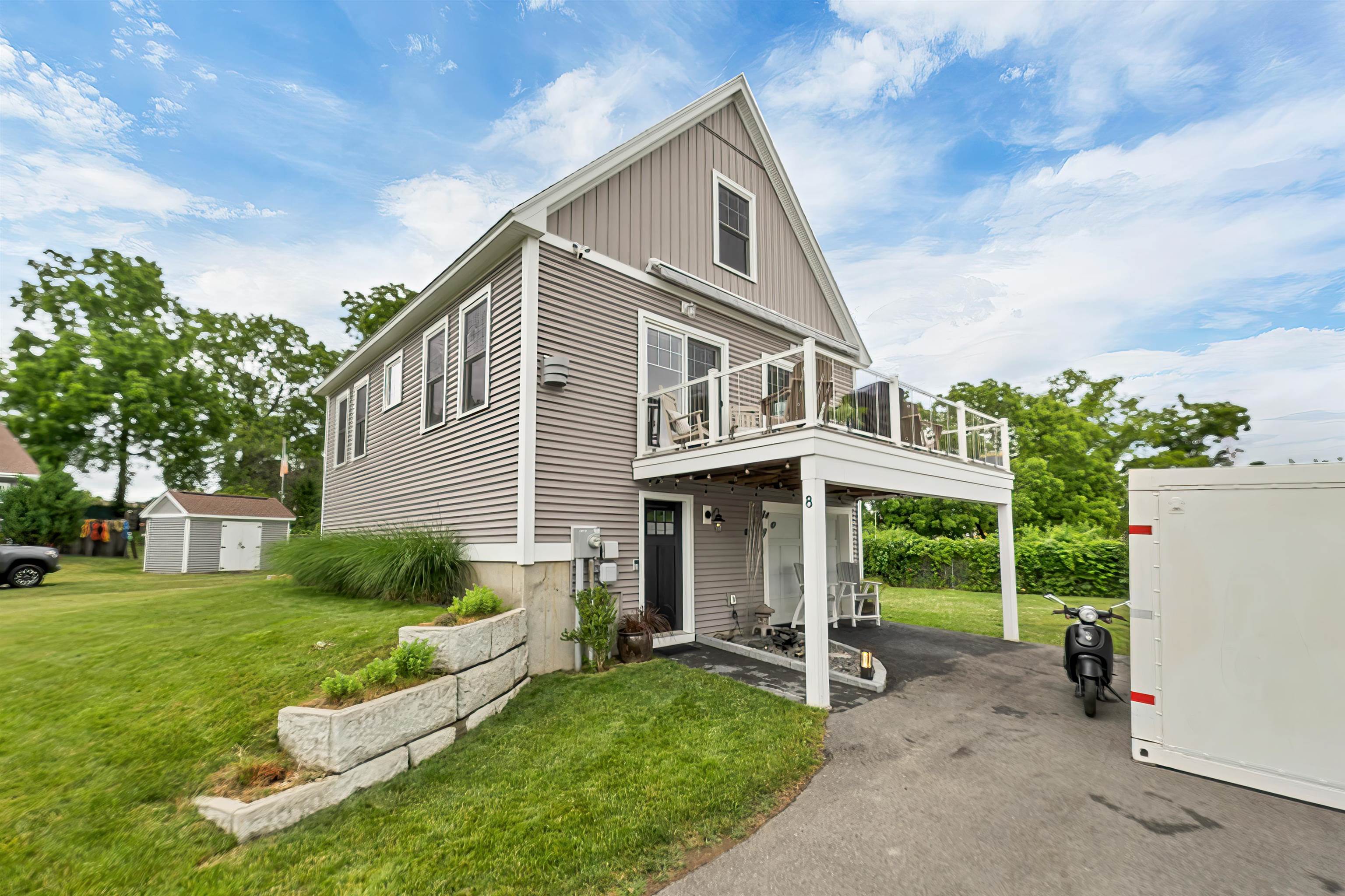 8 Heaphy Ln, Dover, NH 03820