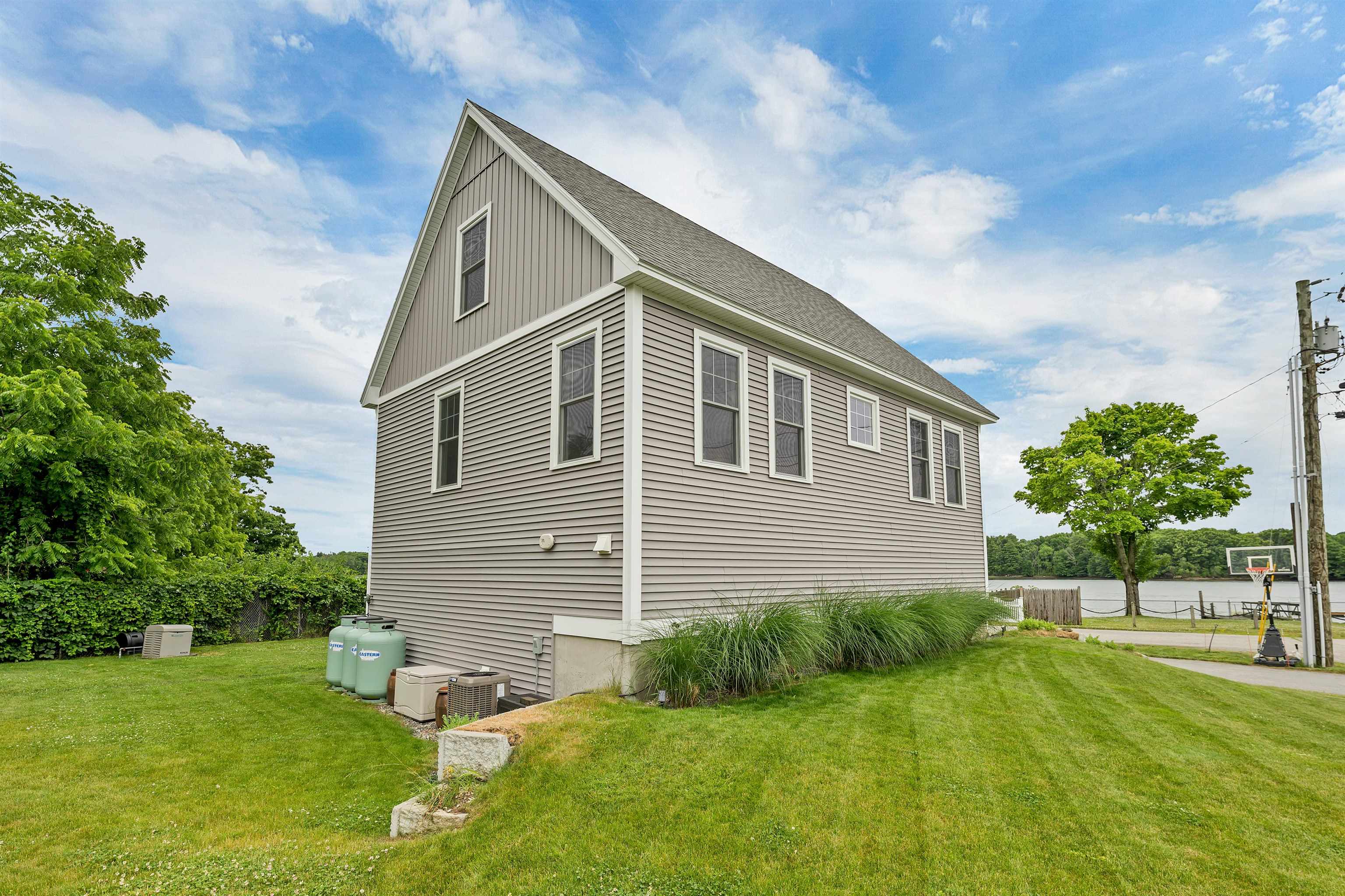8 Heaphy Ln, Dover, NH 03820