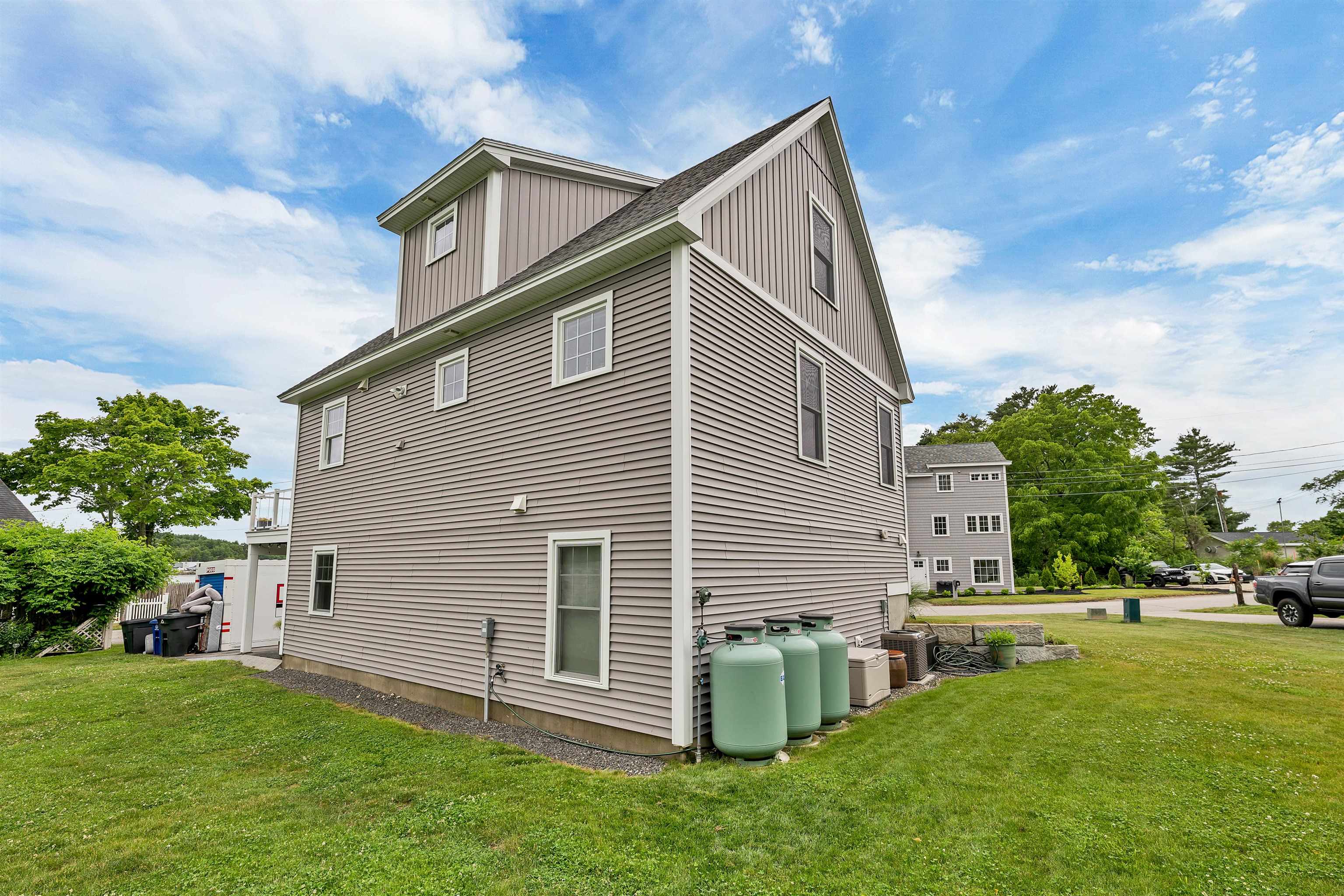 8 Heaphy Ln, Dover, NH 03820