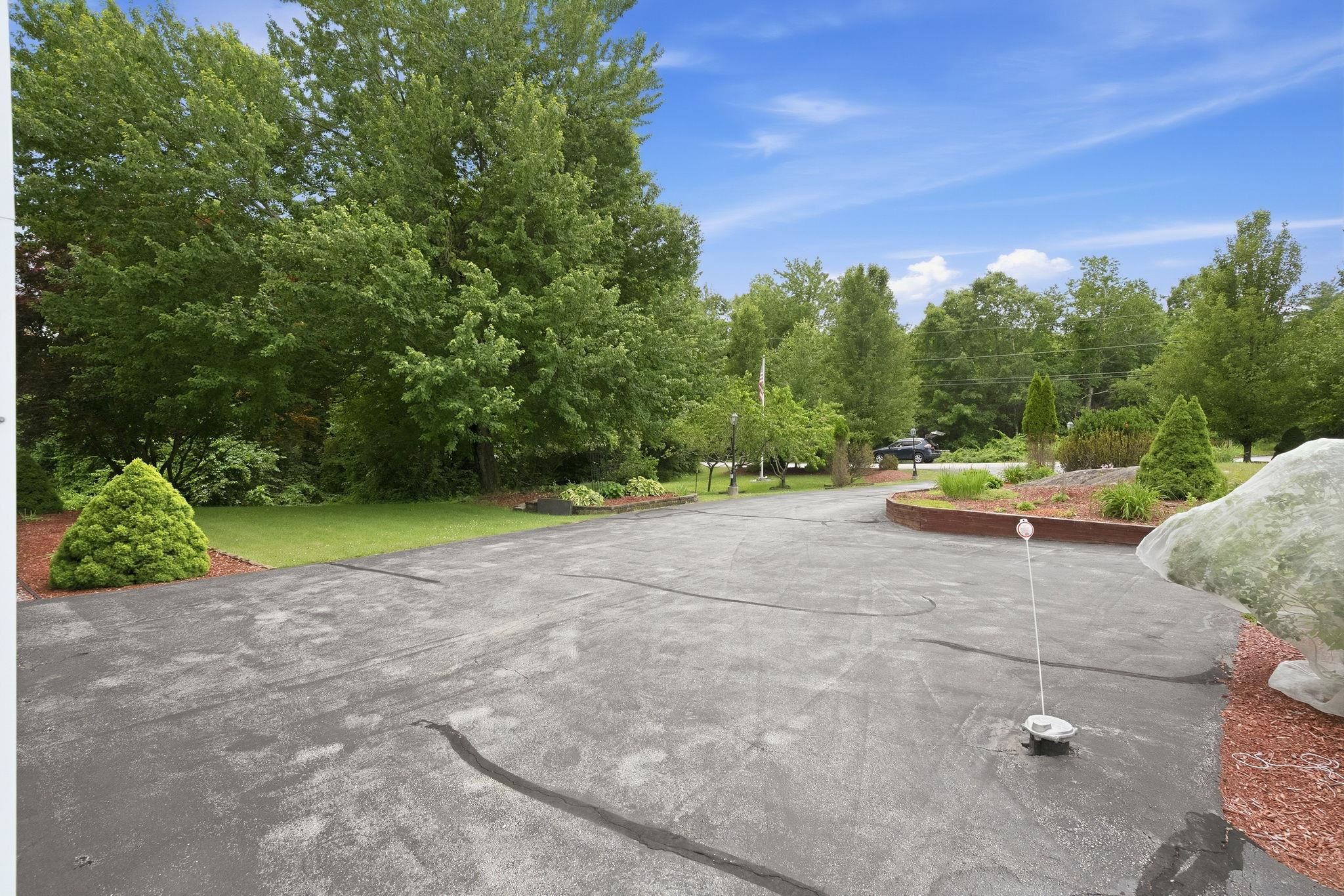5 Johns Dr, Hooksett, NH 03106