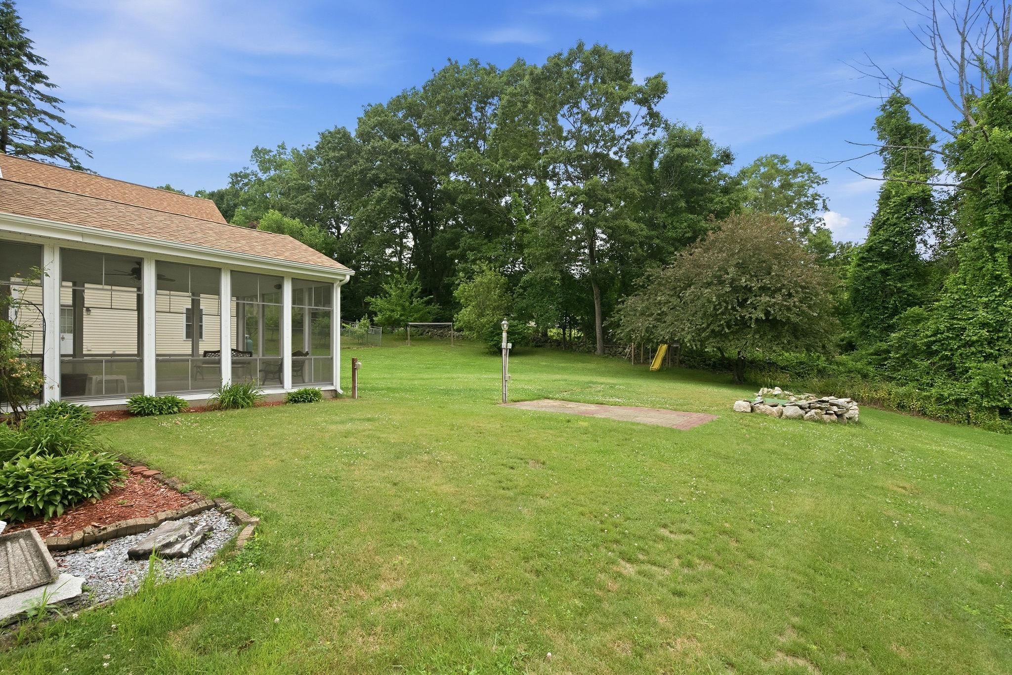 5 Johns Dr, Hooksett, NH 03106