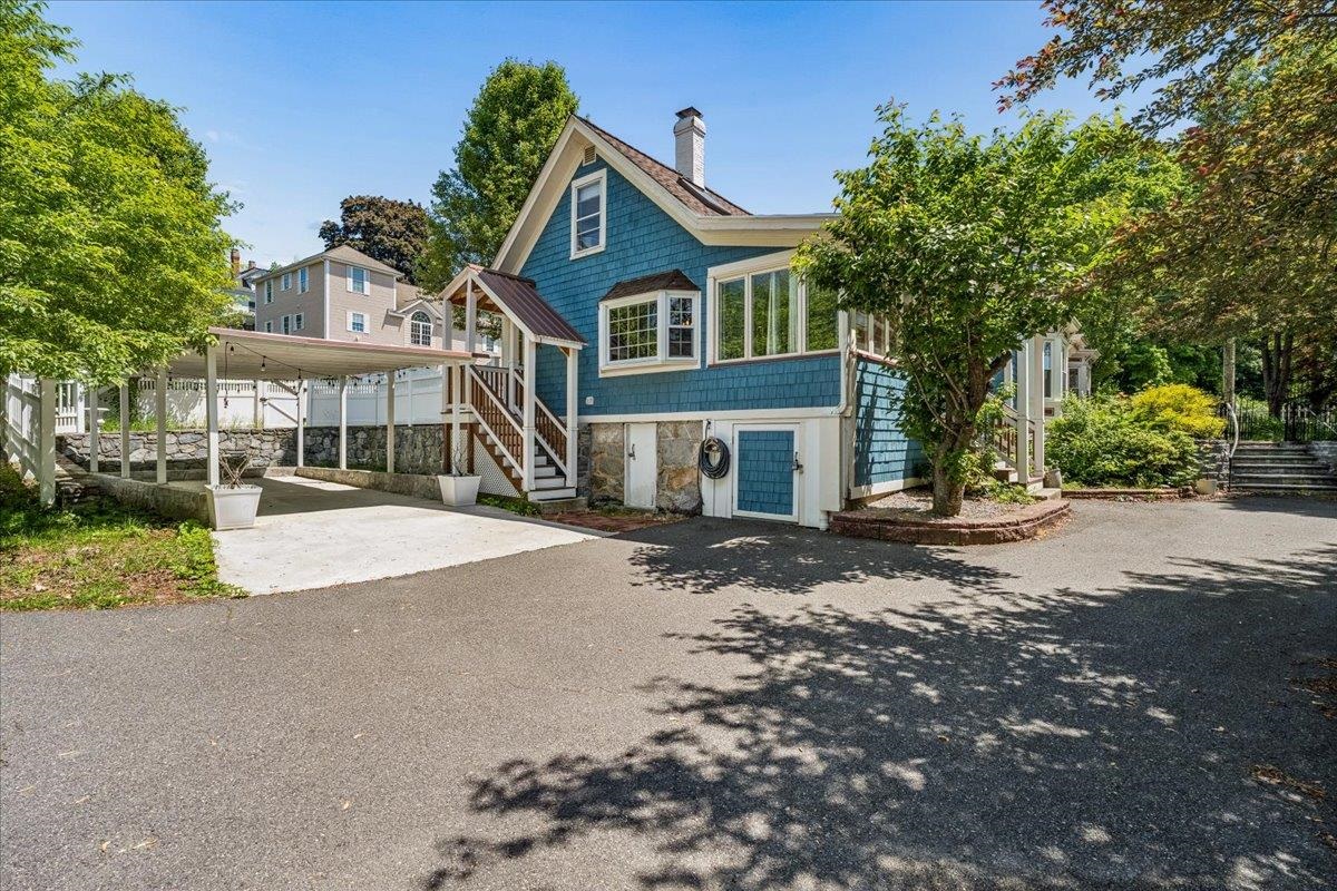 564 River Rd, Manchester, NH 03104