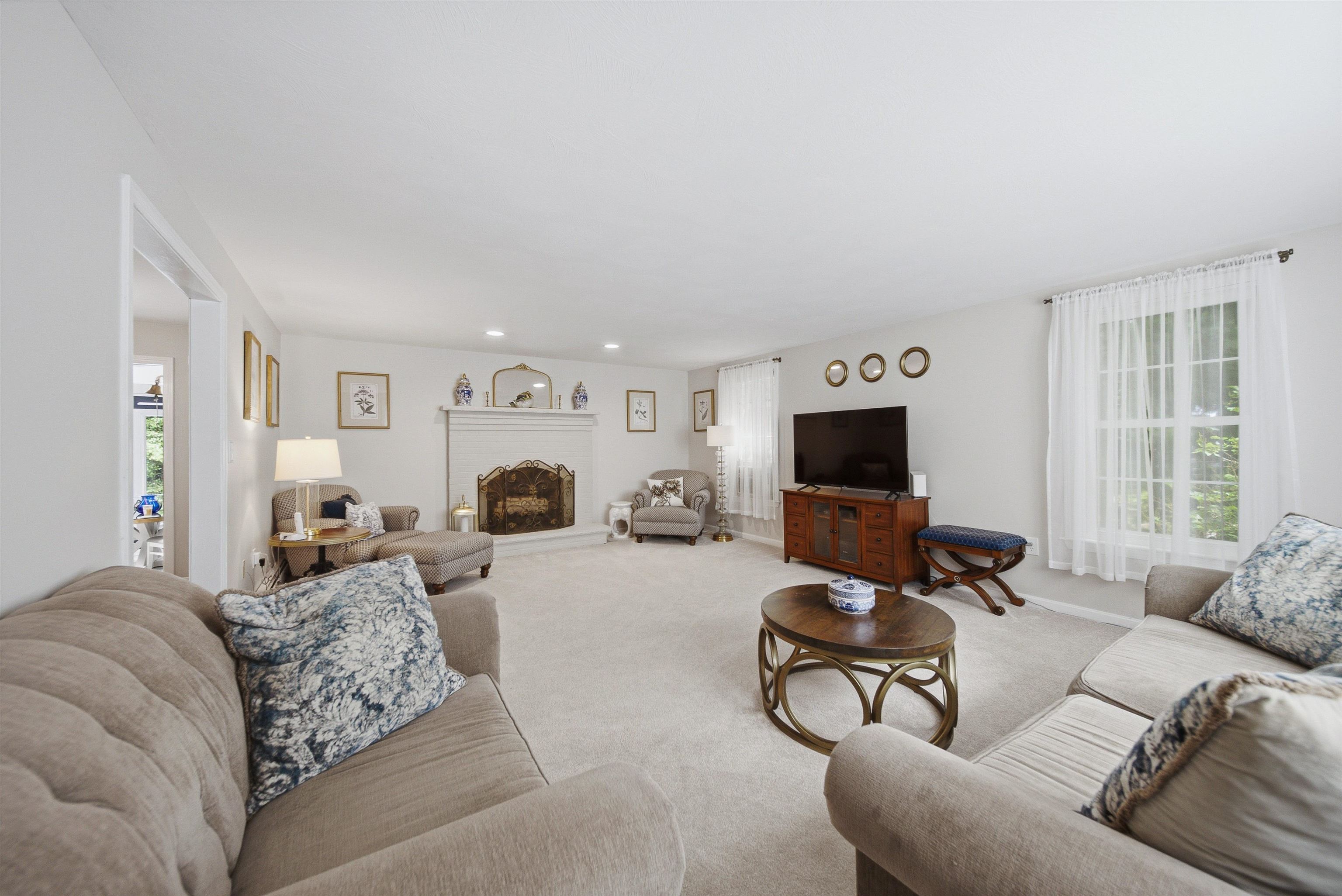 22 Hazelnut Ln, Londonderry, NH 03053