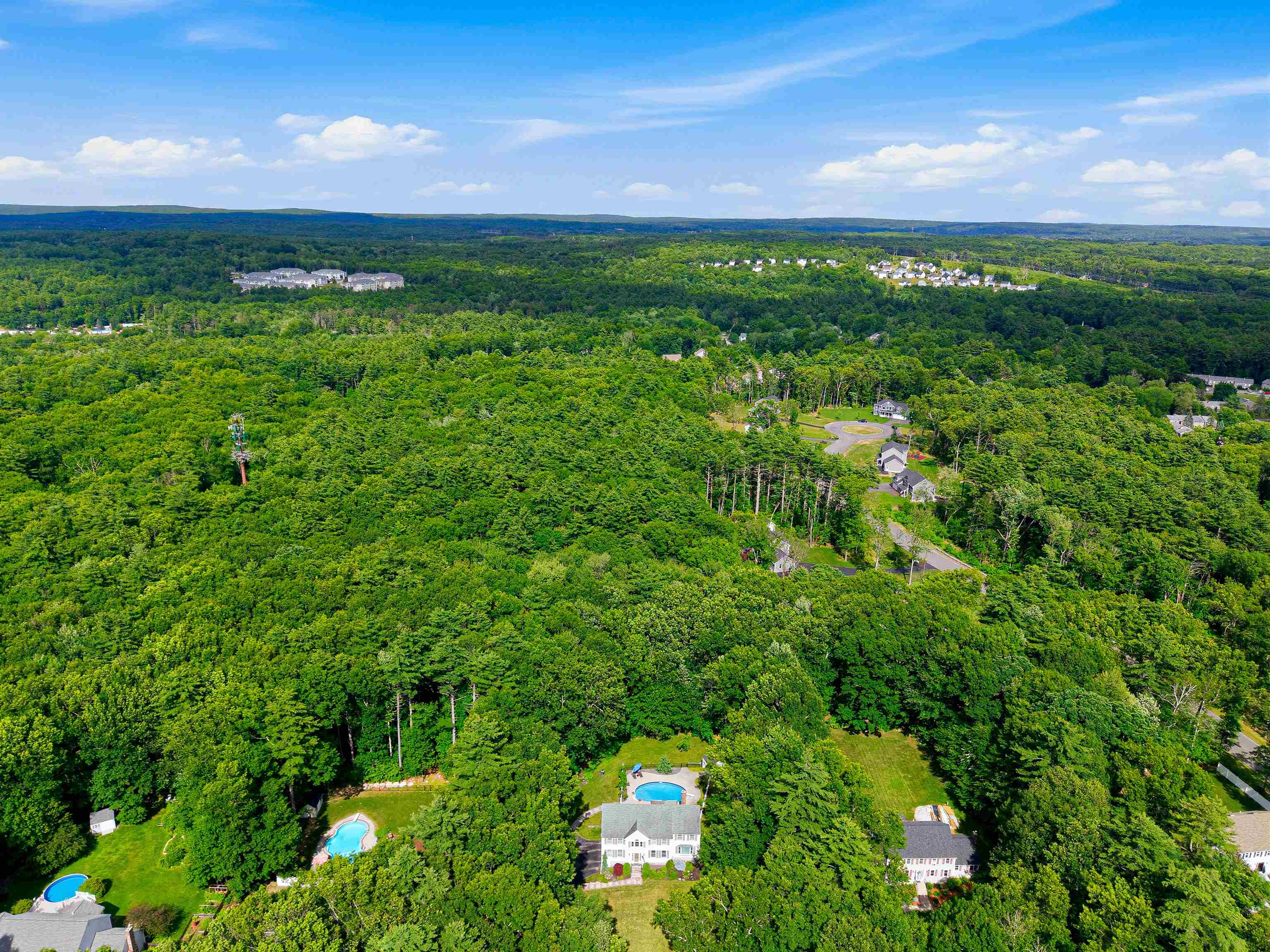 22 Hazelnut Ln, Londonderry, NH 03053