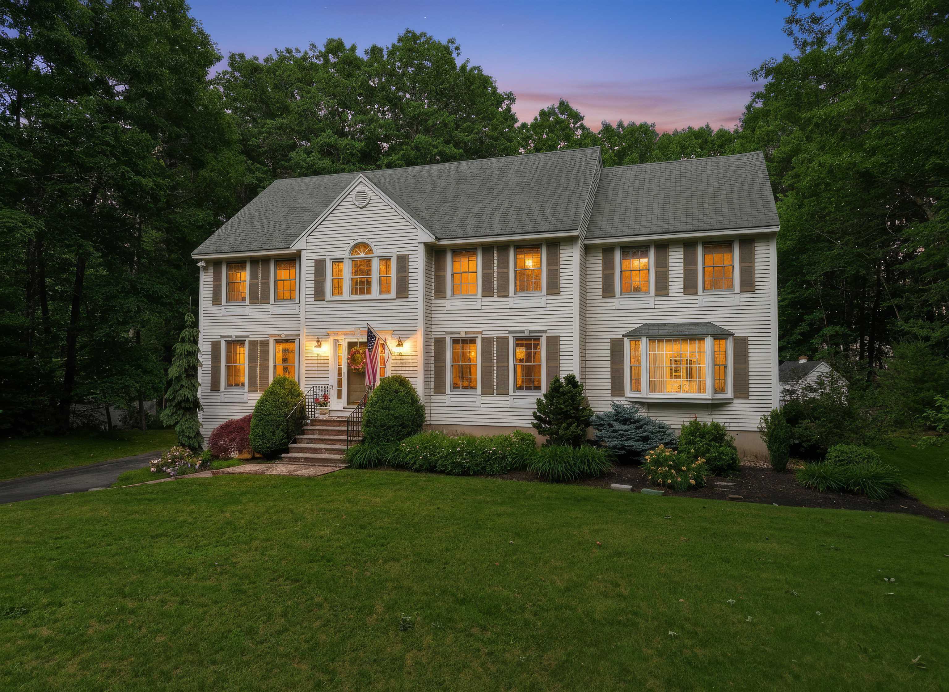 22 Hazelnut Ln, Londonderry, NH 03053