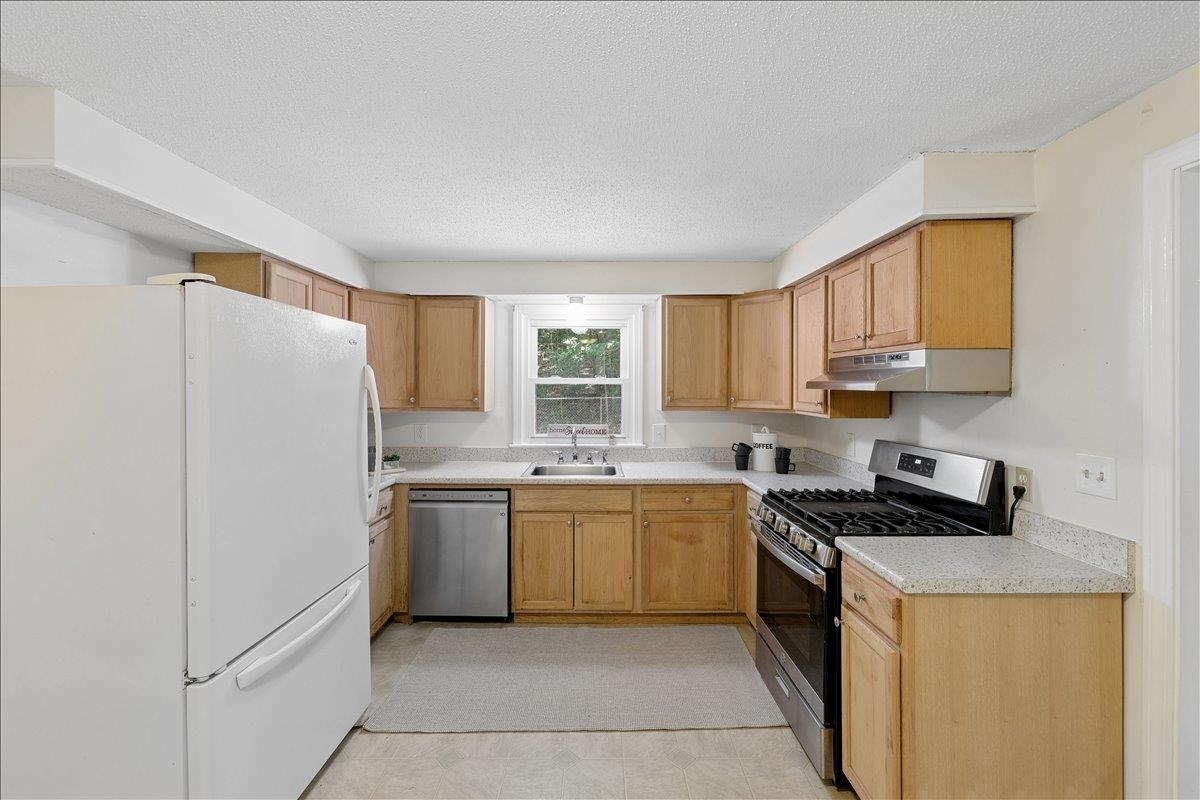 11 Hartson Cir, Hudson, NH 03051