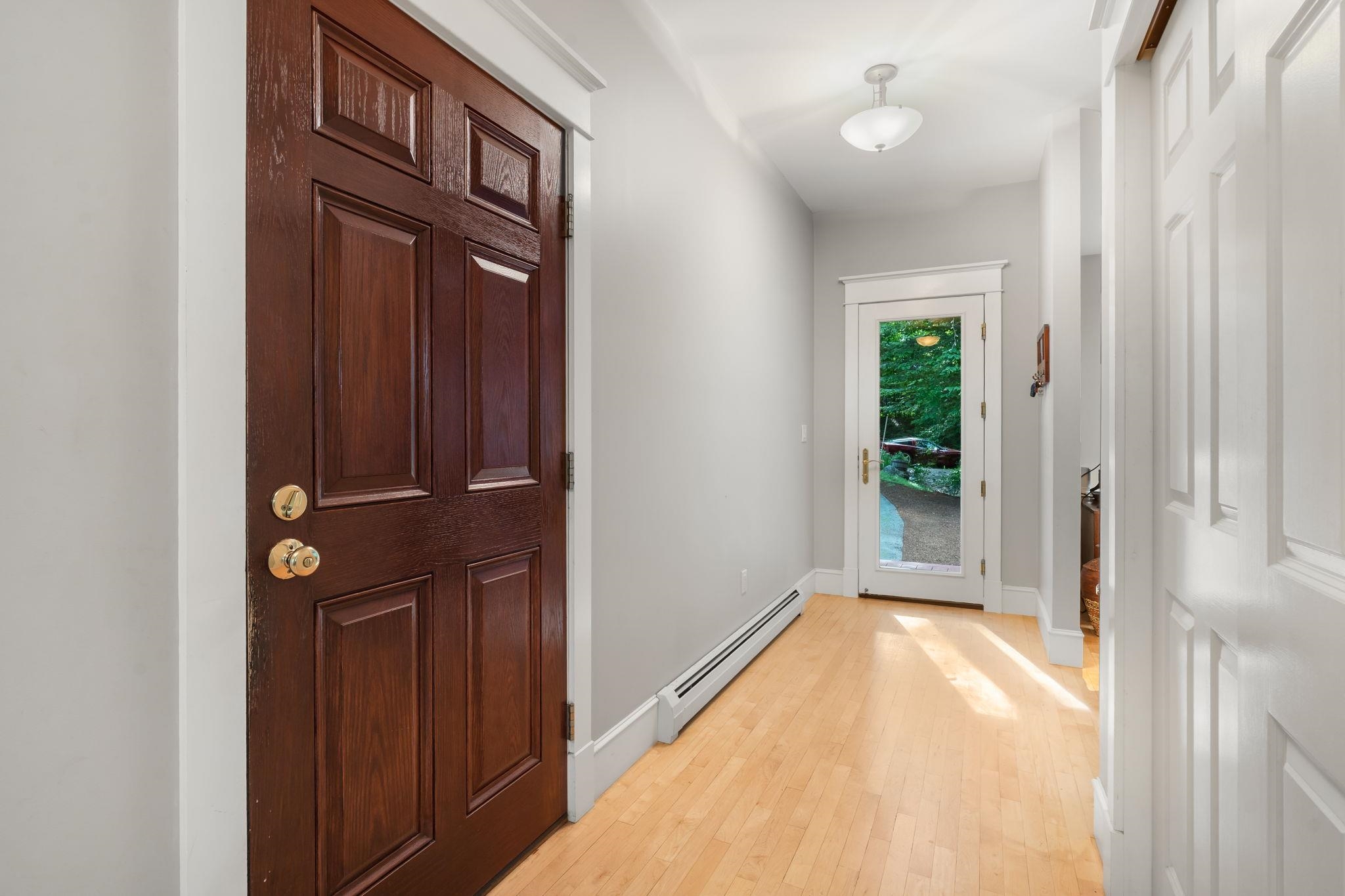 Entry Hallway to Back Doorway 25630131