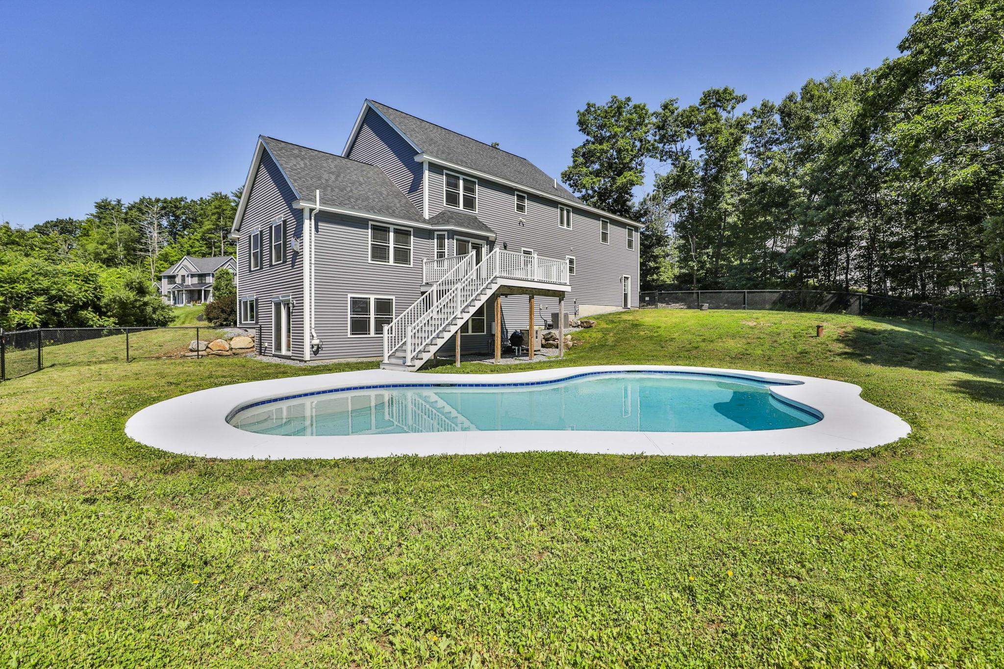 18 John King Dr, Goffstown, NH 03045