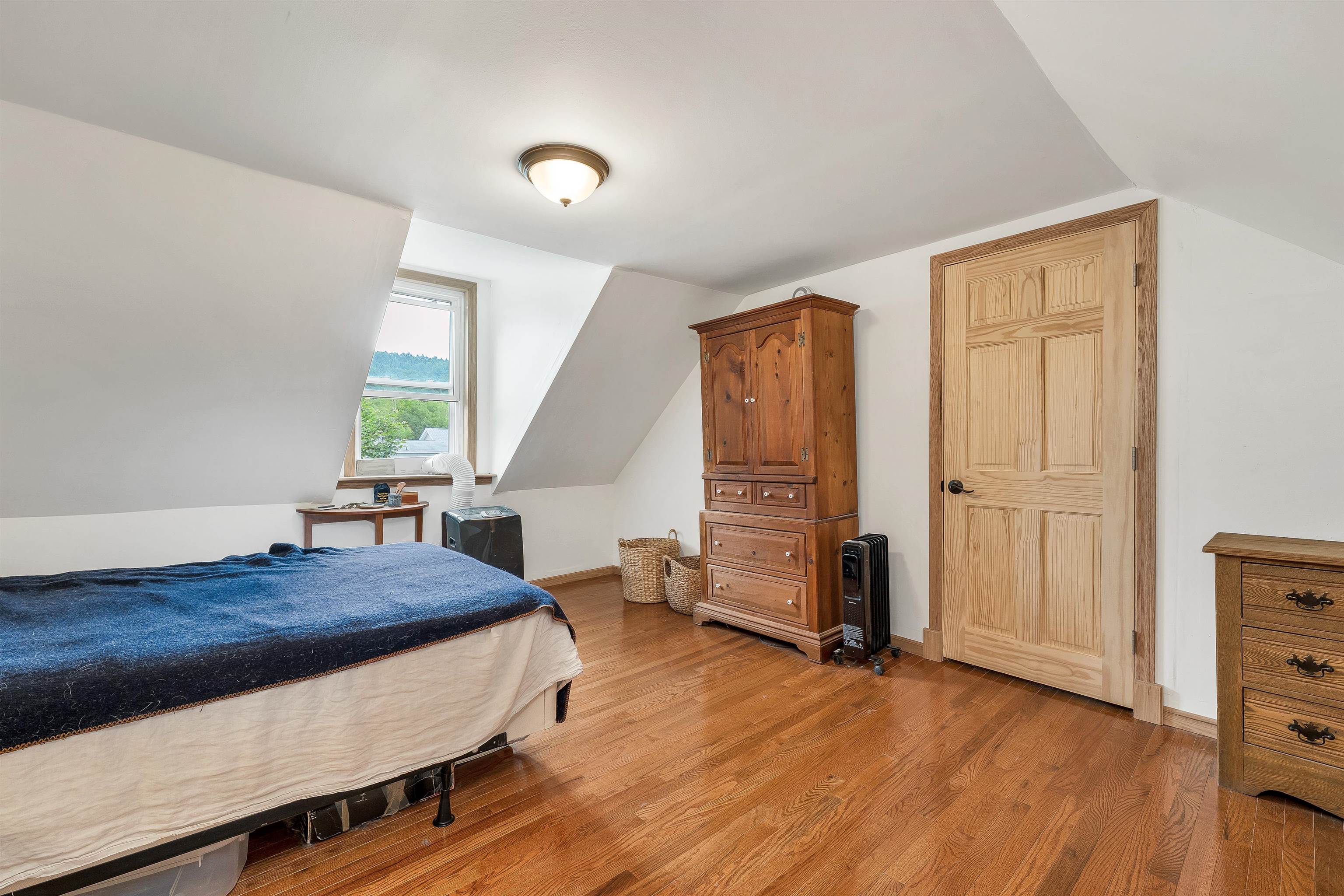 12 School St, Gorham, NH 03581