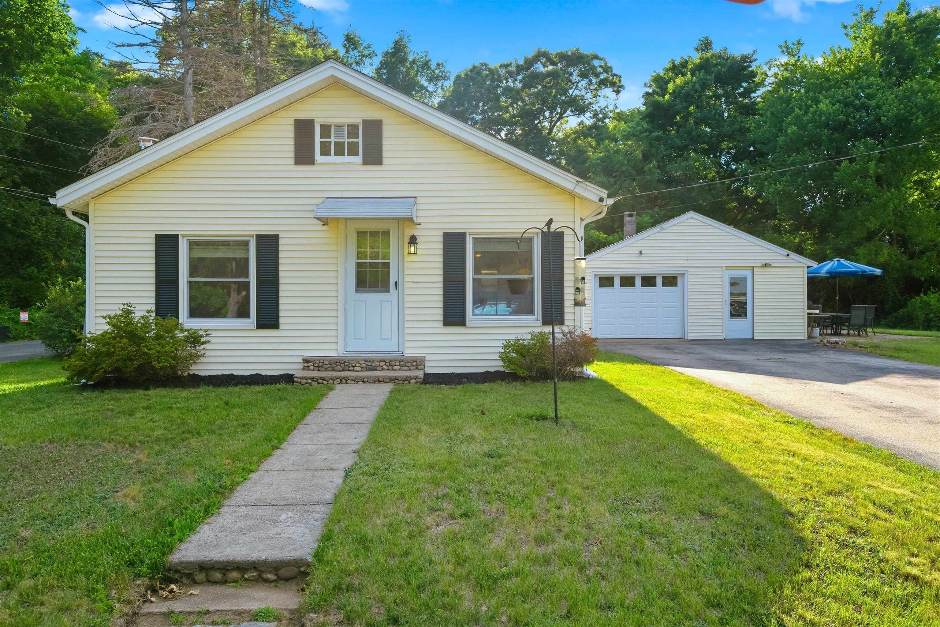 31 Hillside Ave, Derry, NH 03038