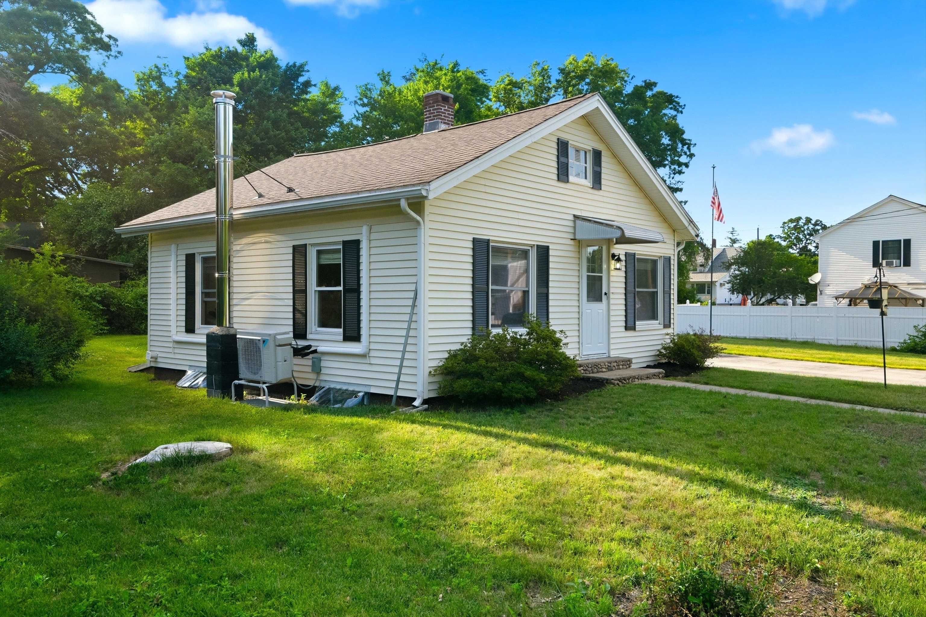 31 Hillside Ave, Derry, NH 03038