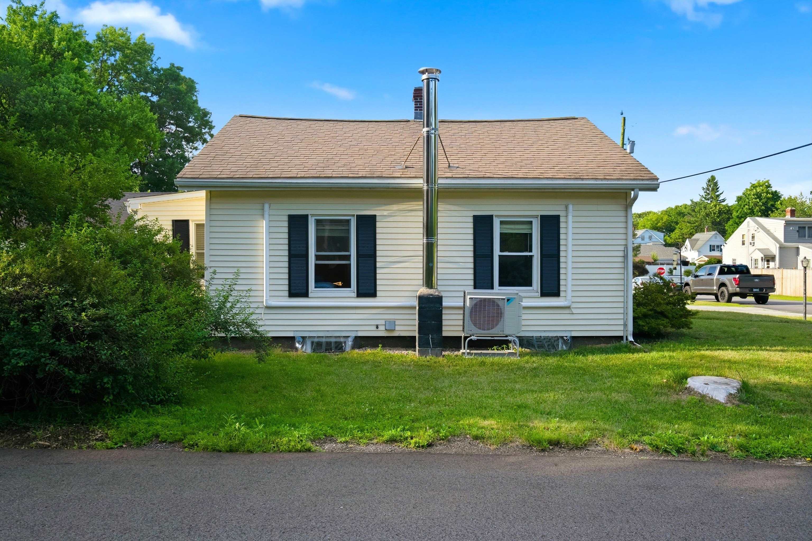 31 Hillside Ave, Derry, NH 03038