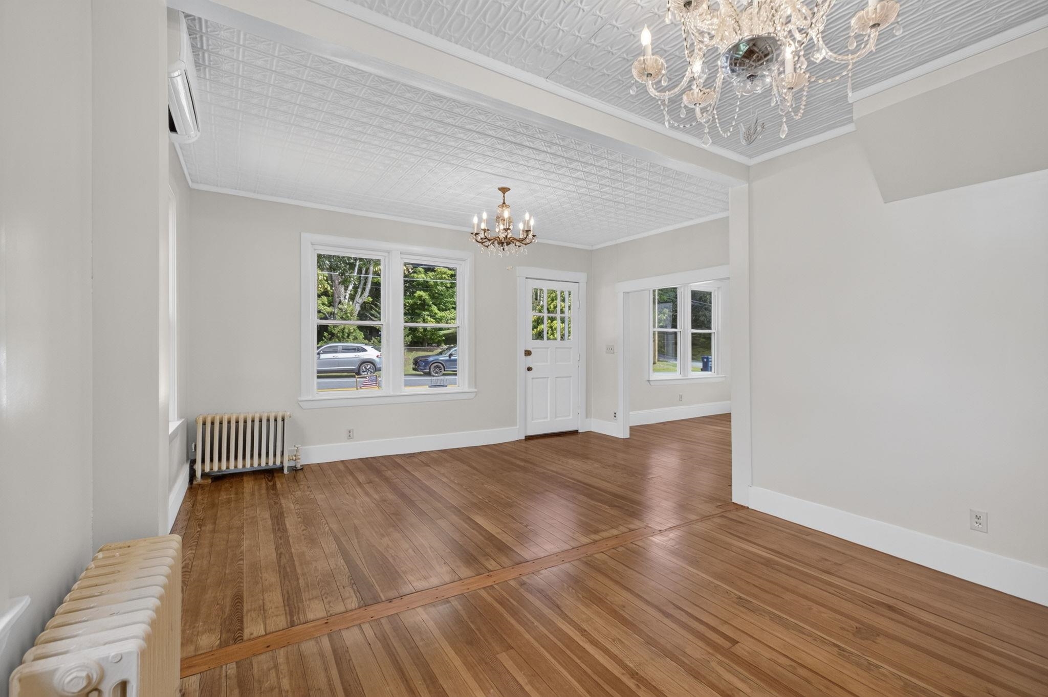 8 Newton Rd, Plaistow, NH 03865