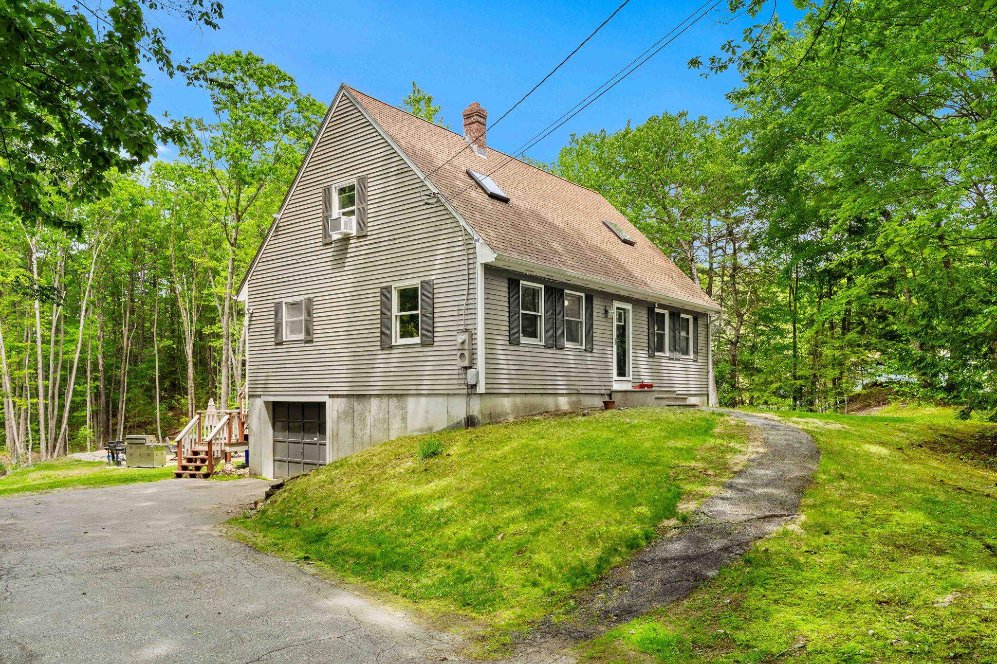 9 Pondview Rd, Weare, NH 03281
