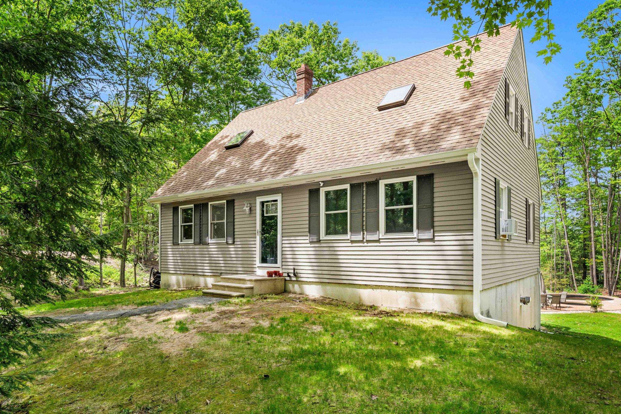 9 Pondview Rd, Weare, NH 03281