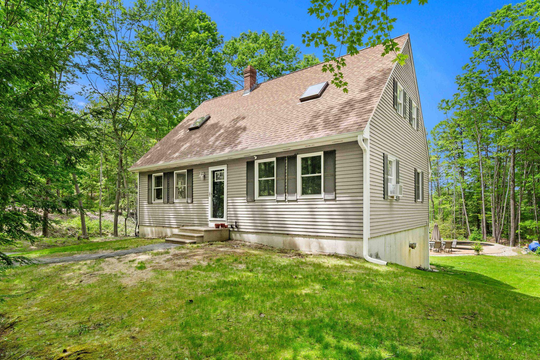 9 Pondview Rd, Weare, NH 03281