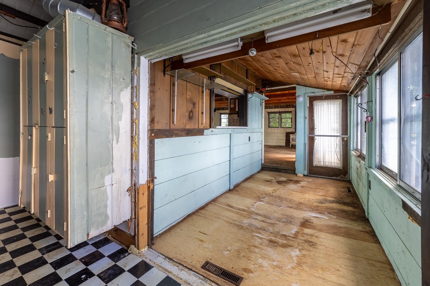 Open the hallway to create an open-concept kitchen. 25647719