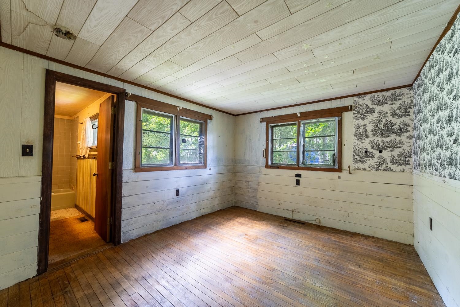 Primary bedroom and bathroom. 25647724