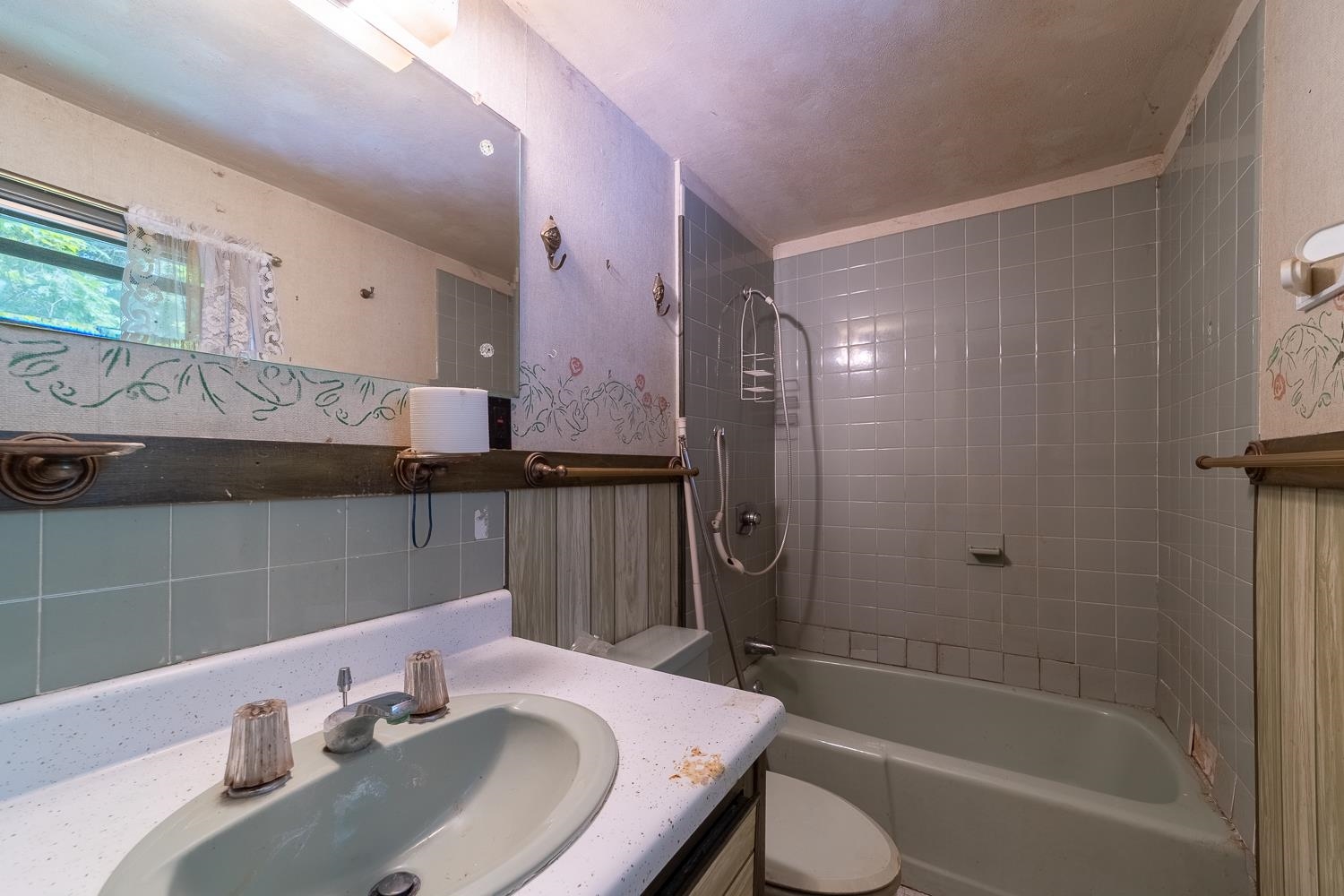 Full bathroom. 25647725