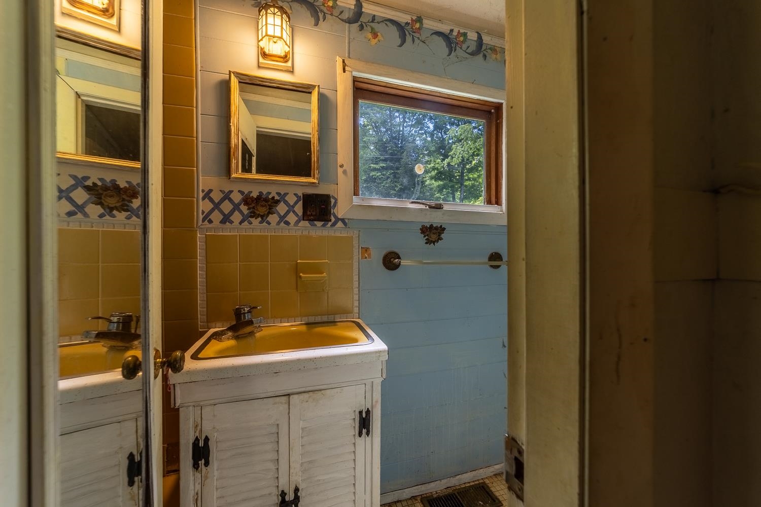 Second bathroom on second floor. 25647730
