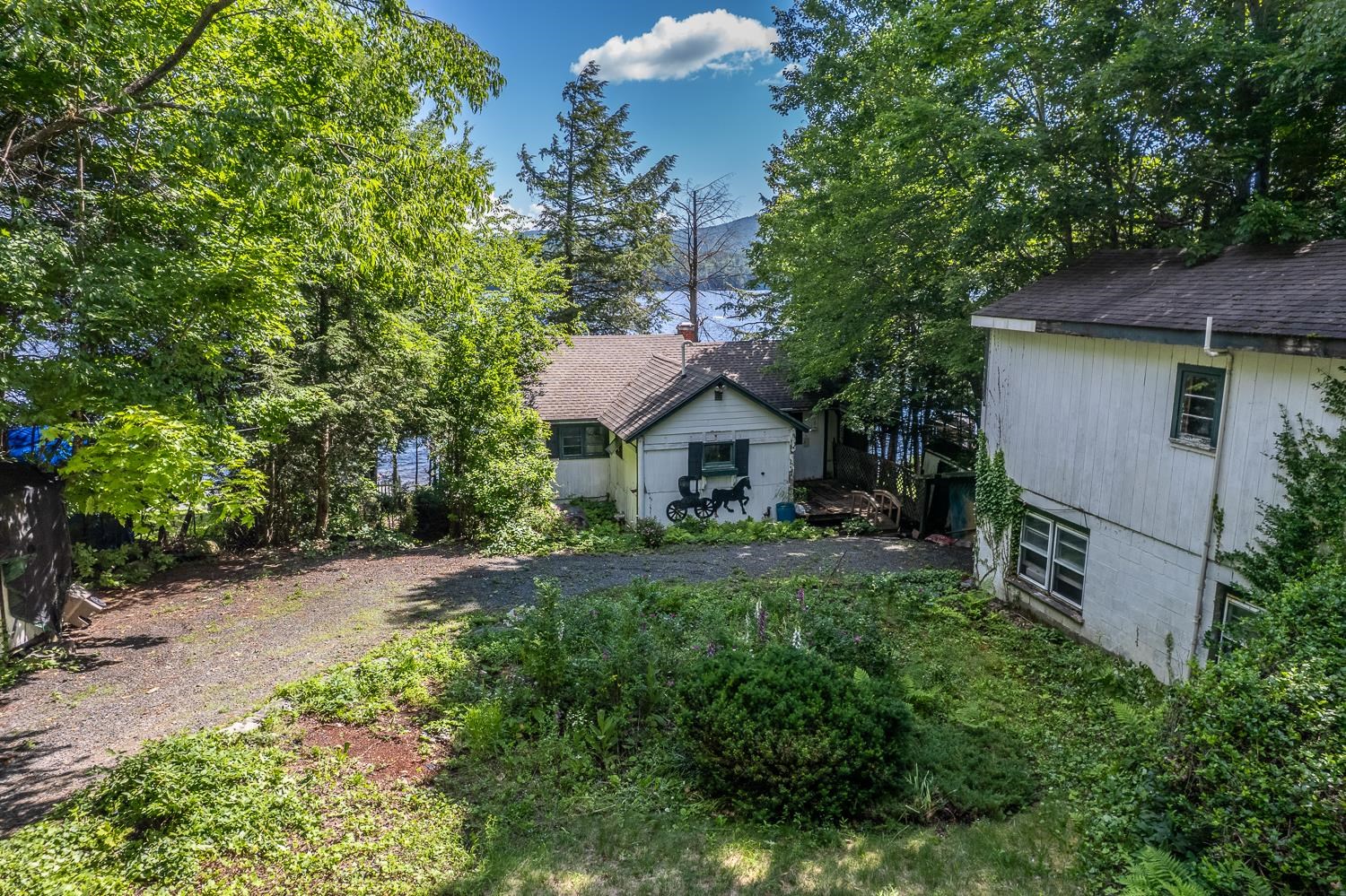 Convenient drive leads directly to the home. 25647747