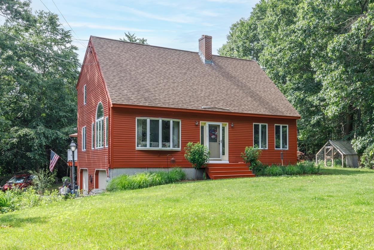 76 Hampstead Rd, Danville, NH 03819