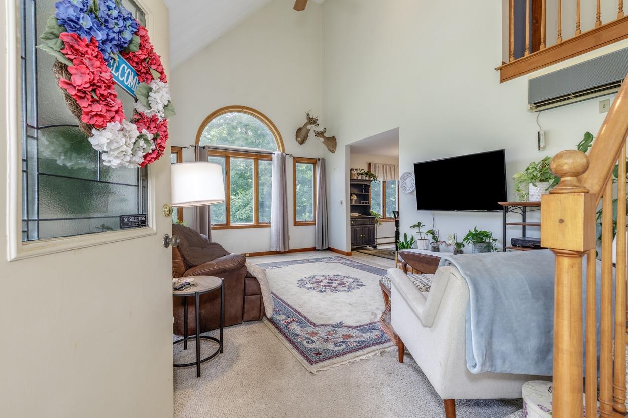 76 Hampstead Rd, Danville, NH 03819