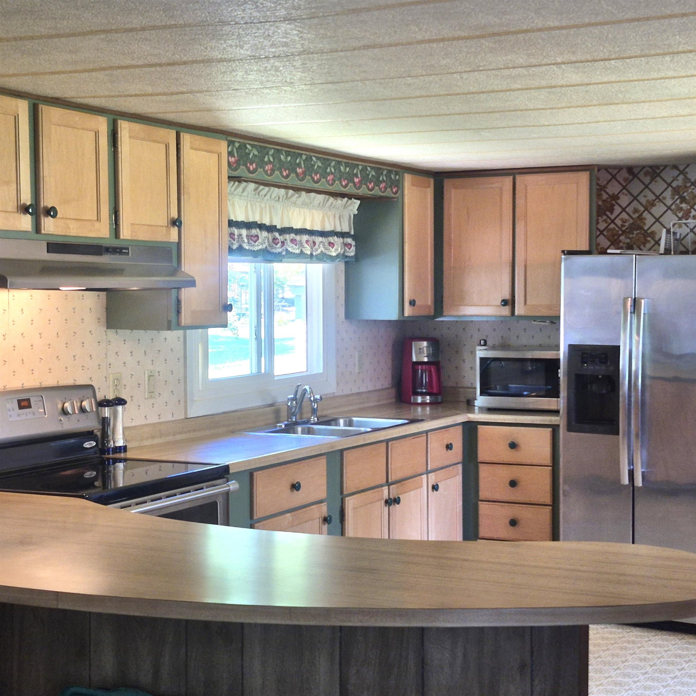 Kitchen with peninsula 25651303