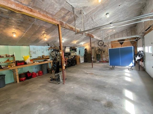 Huge space in the garage 25655350