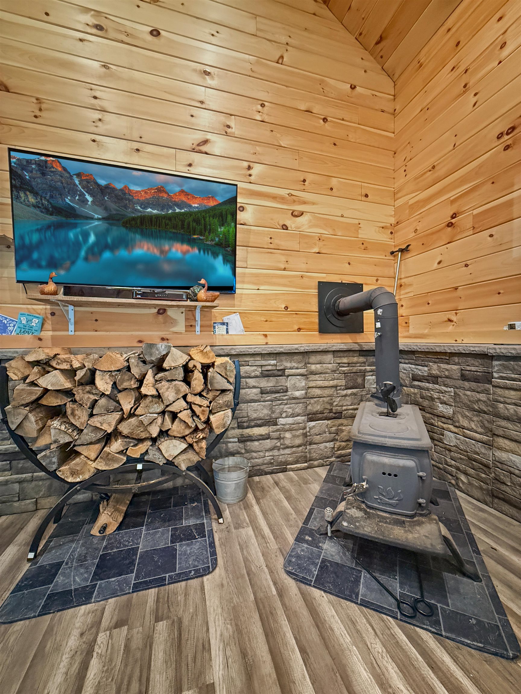 55 Meadow View Dr, Pittsburg, NH 03592