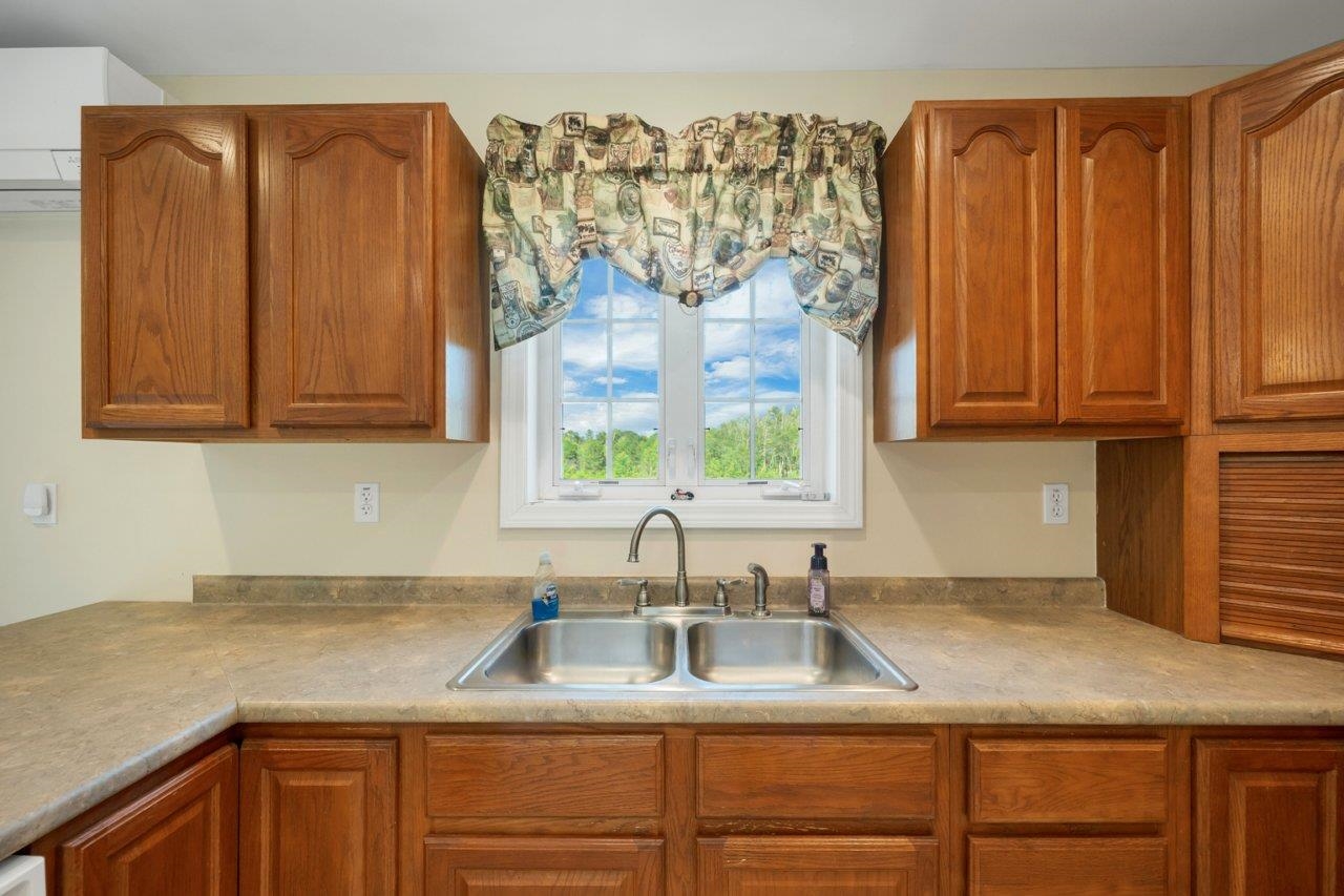 84 Fremont Rd, Raymond, NH 03077