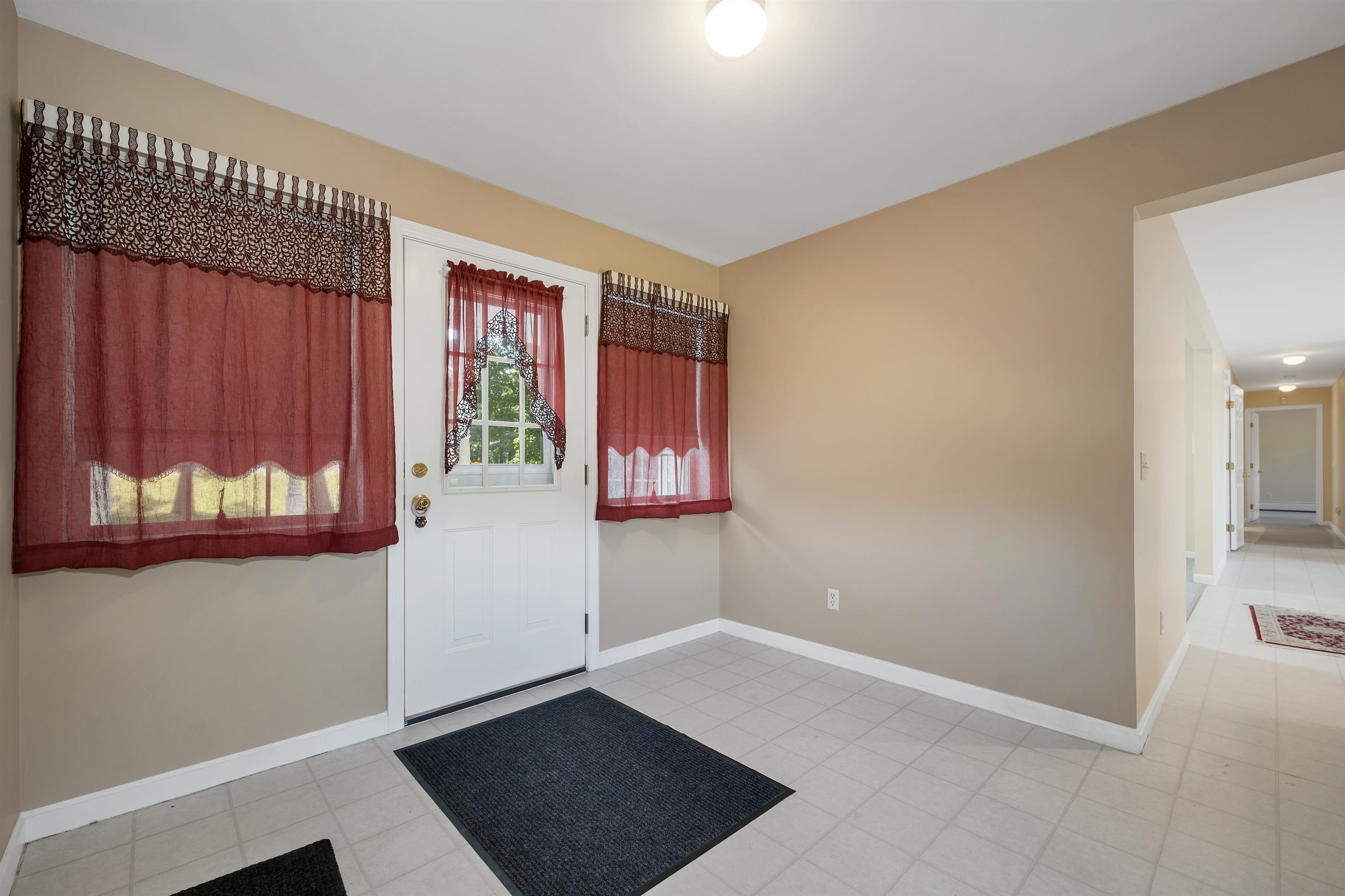 84 Fremont Rd, Raymond, NH 03077