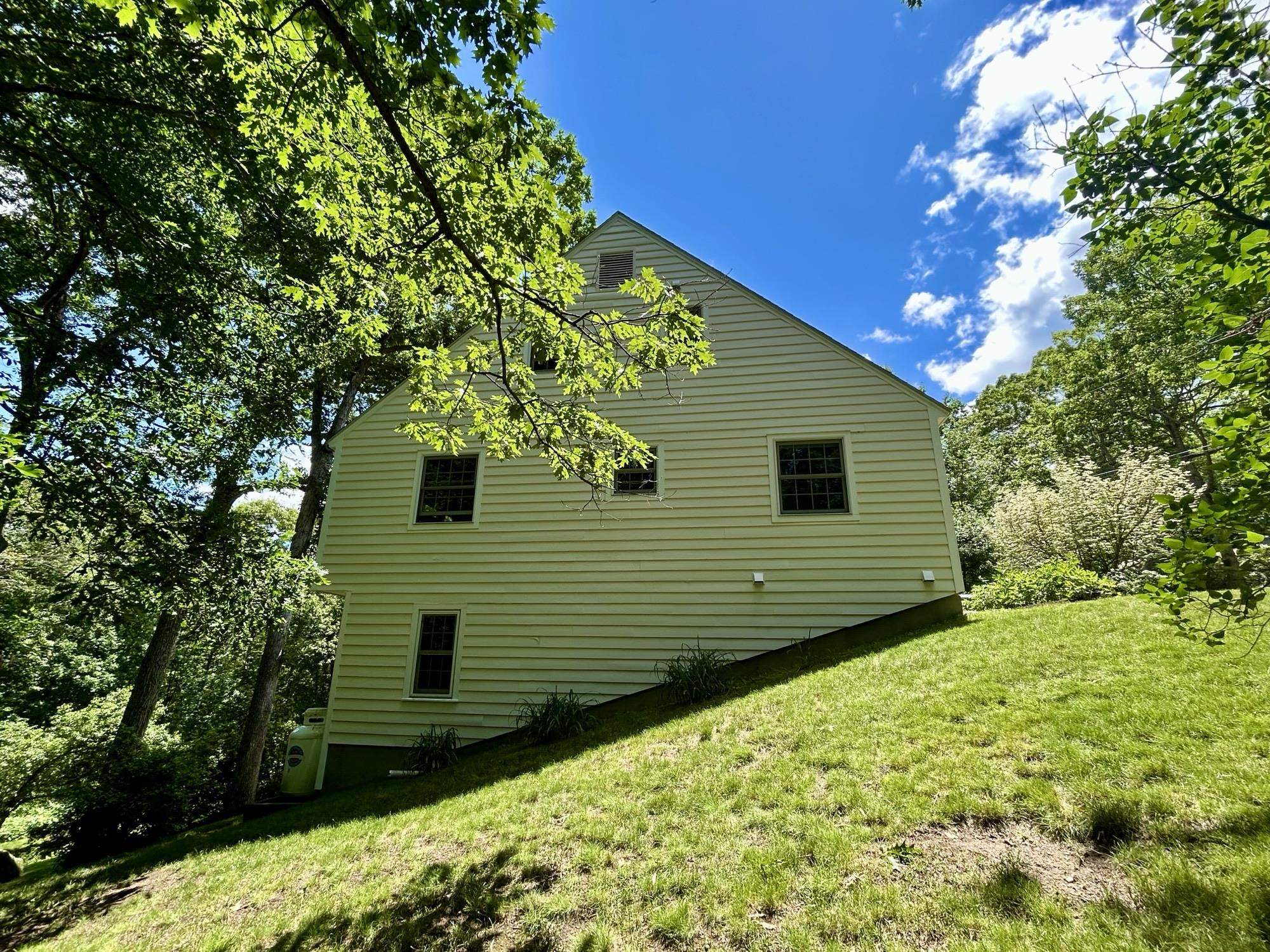 41 Roberts Rd, Hopkinton, NH 03229