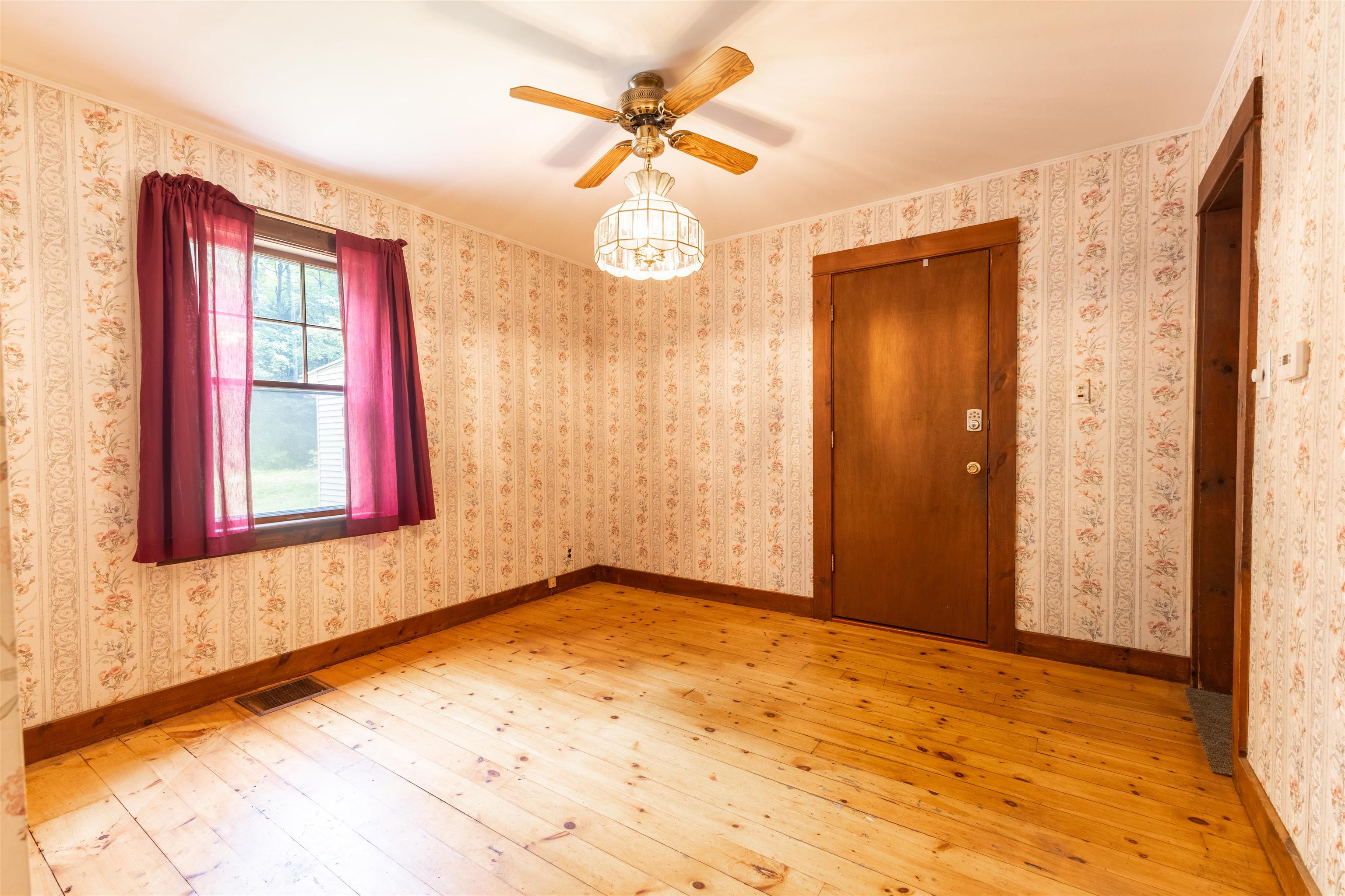 32 Grannis St, Claremont, NH 03743