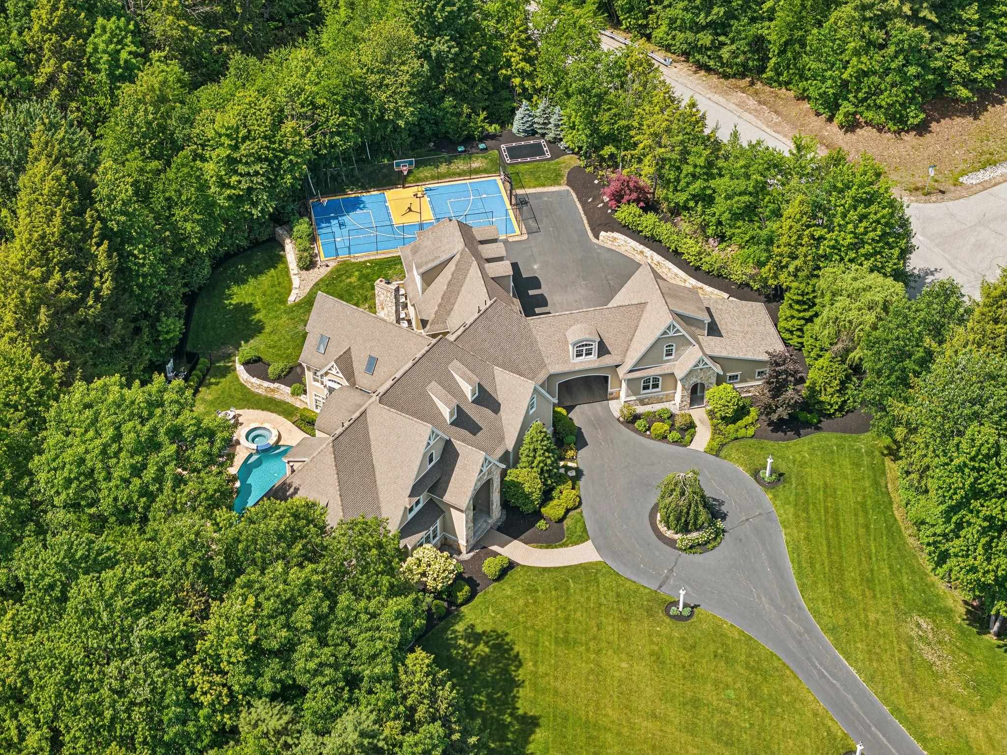 1 Willowbrook Ct, Bedford, NH 03110